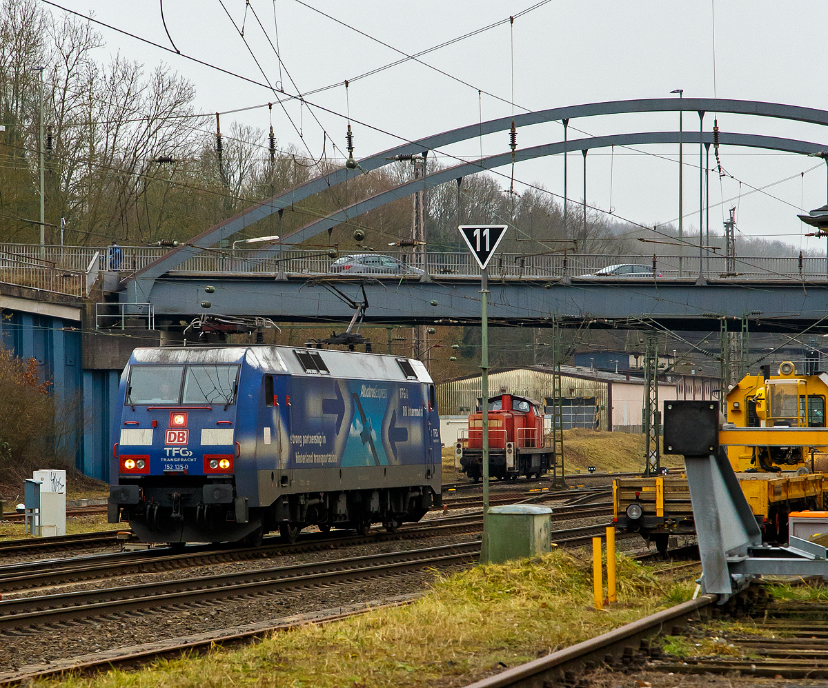 Die TFG Transfracht  AlbatrosExpress  152 135-0 (91 80 6152 135-0 D-DB) der DB Cargo AG (mit Gansreklame TFG & DB Intermodal) fährt am 15.01.2022  in Kreuztal vom Rbf in die Abstellgruppe. Zuvor konnte ich sehen dass sie einen sehr lagen Coilzug aus Richtung Hagen kommend dort abgeliefert hat.

Die Siemens ES 64 F wurde 2000 von Krauss-Maffei AG / Siemens in München unter der Fabriknummer 20262 gebaut.