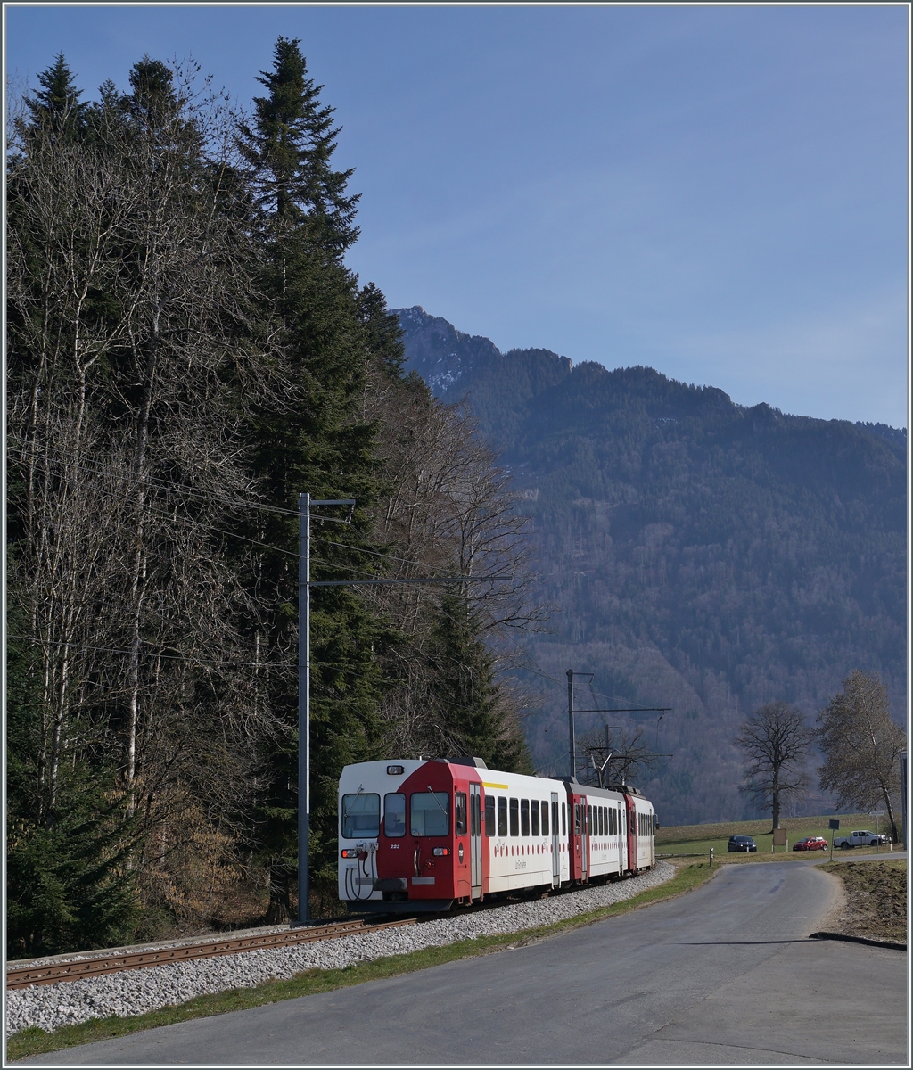 Die TPF Meterspur Strecke Bulle - Broc Fabrique wird nach Ostern 2021 auf Normalspur umgebaut, folglich sind dann hier keine Meterspur -Züge mehr zu sehen. Im Bild nochmals der der TPF Regionalzug mit dem Be 4/4 124, dem Bt 221 und dem ABt 223 La Tour-de-Trême und Broc auf der Fahrt nach Broc-Fabrique als Nachschuss.

2. März 2021