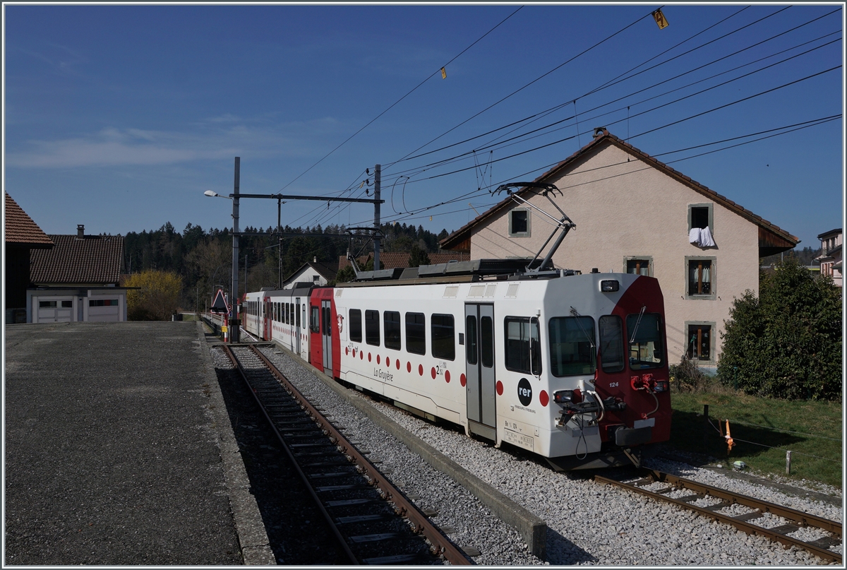 Die TPF Meterspur Strecke Bulle - Broc Fabrique wird nach Ostern 2021 auf Normalspur umgebaut, folglich sind dann hier keine Meterspur -Züge mehr zu sehen. Im Bild ein TPF Regionalzug mit dem ABt 223, dem Bt 224 und dem schiebenden Be 4/4 124 auf der Fahrt nach Bulle bei der Weiterfahrt in Broc Village.

2. März 2021