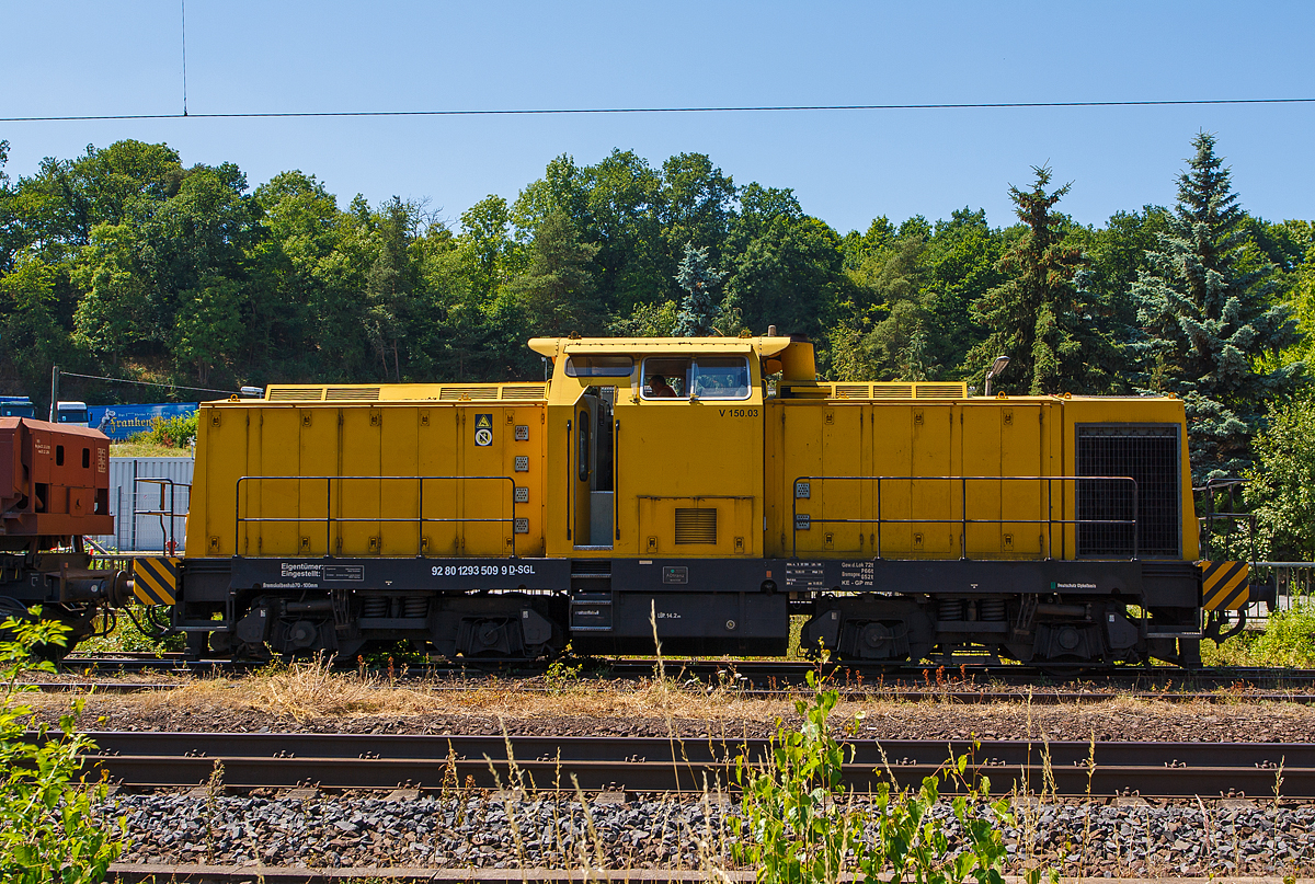 Die V 150.03 (293 509-6), der SGL Schienen-Güter-Logistik GmbH, ex DR 110 963-6, ex DR 710 963-0, ex DB 710 963-0 (eine ehem. DR V 100.5) mit Zweiseitenkippwagen Typ Fas (diese wurden gerade mit Kies beladen) am 20.07.2013 beim Bahnhof Sinn (Lahn-Dill-Kreis) an der KBS 445 (Dillstrecke).

Die (Spender) Lok wurde 1983 von LEW (VEB Lokomotivbau Elektrotechnische Werke „Hans Beimler“ ,Hennigsdorf) unter der Fabriknummer 17312 gebaut und als DR 110 963-6 in Dienst gestellt, 1992 Umzeichnung in 710 963-0 und 1996 die Ausmusterung bei der DB. Bis 1999 war sie bei der DGT (Deutsche Gleis- und Tiefbau GmbH, Berlin) als 710 963-0 im Einsatz. 1999 erfolgte der Umbau bei Regental Fahrzeugwerkstätten GmbH gemäß Umbaukonzept BR 293 der ABB Daimler Benz Transportation GmbH. Im Jahr 2000 kam sie dann zur GSG Knape Gleissanierung GmbH, Kirchheim (Muttergesellschaft der SGL) als V 150.03 und 2008 zur SGL Schienen Güter Logistik GmbH, Dachau als V 150.03  (NVR-Nummer: 92 80 1293 509-6 D-SGL).

Zur Baureihe 293:
ABB Daimler Benz Transportation (ADtranz) hat zwischen 1995 und 2002 insgesamt 59 ehem. DR V 100 Loks umfassend modernisiert. Sie erhielten die neue Baureihenbezeichnung BR 293. Die Modernisierung umfaßt u.a. die Aufarbeitung von Lokrahmen, Vorbauten, Führerhaus und Strömungsgetriebe. Der alte KVD Motor (Hersteller: VEB Kühlautomat Berlin-Johannistal) wird gegen einen Caterpillar oder MTU Motor getauscht, die Druckluftanlage wird erneuert, ebenso die elektrische Steuerung. Neu ist eine hydraulisch angetriebene Kühlanlage. Optional ist auch eine Funkfernsteuerung möglich. Von den 59 modernisierten Loks wurden für 21 Loks neue Betriebsbücher angelegt, da sich die Herkunft der Loks nicht klären läßt. Deshalb erhielten diese Loks eine neue Fabriknummer.

Technische Daten:

Achsanordnung: B'B'
Spurweite: 1.435 mm
Länge über Puffer: 14.240 mm
Breite: 3.140 mm
Drehzapfenabstand: 7.000 mm
Gesamtachsstand: 9.300 mm
Höchstgeschwindigkeit 100 km/h
Motor: 12-Zylinder-4-takt-Dieselmotor mit Turbolader und Ladeluftkühlung CAT 3512 DI-TA
Motoren Hersteller: Zeppelin Baumaschinen GmbH Achim (b.Bremen)
Hubraum 51,8 Liter ( 170 mm Bohrung / 190 mm Hub)
Gewicht des Motors: 6.537 kg
Leistung: 1050 kW / 1428 PS bei 1800 U/min

Quellen: V 100-online.de / Zeppelin Baumaschinen