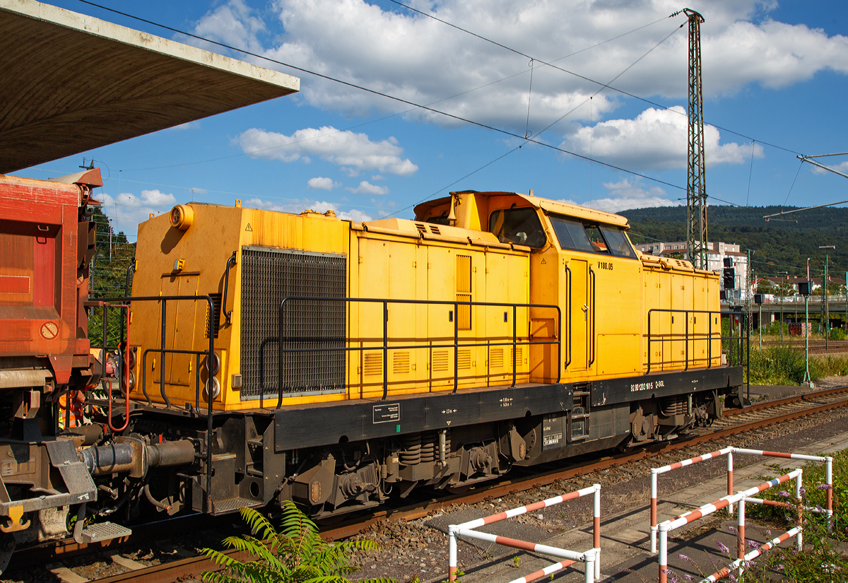 
Die V 180.05 (203 161-5) der SGL-Schienen Güter Logistik GmbH, ex DR 110 619-4, ex DB 201 619-4, am 30.08.2016 beim Hbf Heidelberg.

Die V 100.1 wurde 1973 bei LEW (VEB Lokomotivbau Elektrotechnische Werke „Hans Beimler“, Hennigsdorf) unter der Fabriknummer 13937 gebaut und als 110 619-4 an die DR ausgeliefert, 1992 die Umzeichnung in DR 201 619-4 erfolgte 1992, die Ausmusterung bei der DB erfolgte 1996. Im Jahre 1997 ging sie an KEG - Karsdorfer Eisenbahngesellschaft mbH, 2004 an ARCO Transportation GmbH, in Jahre 2008 ging sie dann an ALSTOM Lokomotiven Service GmbH in Stendal hier erfolgte dann der Umbau gemäß Umbaukonzept  BR 203.1  in die heutige 203 161-5 und 2009 als V180.05 bei der SGL. Sie trägt die NVR-Nummer 92 80 1203 161-5 D-SGL.

Technische Daten:
Spurweite: 1.435 mm (Normalspur)
Achsanordnung: B'B'
Leistungsübertragung: dieselhydraulisch
Höchstgeschwindigkeit: 100 km/h
Kleinste Dauerfahrgeschwindigkeit: 18 km/h
Motorleitung: 1.500 bis 1.800 PS (Motorentyp ?)
Länge über Puffer: 14.240mm
Höhe über SO: 4.255mm
Radsatzabstand im Drehgestell: 2.300mm
Drehzapfenabstand: 7.000mm
Kleinster befahrbarer Gleisbogenradius: 100m 