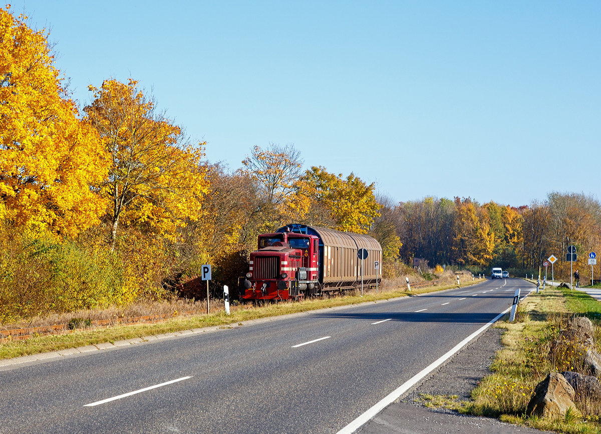 
Die V 26.3 (Lok 3) der Westerwaldbahn (WEBA) eine Jung R 30 B, bringt am 27.10.2015 ihrem kurzen Güterzug von Weitefeld, via Bindweide, nach Scheuerfeld/Sieg, hier beim Elkenrother Weiher (zwischen Weitefeld und Elkenroth).

Die Jung Lok vom Typ R 30 B wurden bei der Firma Jung in Kirchen/Sieg 1957 unter der Fabriknummer 12748 gebaut und als V 26.3 an die WEBA geliefert. Sie hat die NVR-Nummer 98 80 3944 005-8 D-WEBA.

Die WEBA hatte 4 dieser Jung R 30 B Loks, diese zwei Loks sind heute noch als Reserveloks erhalten geblieben. Die anderen zwei dienen als Ersatzteilspender.