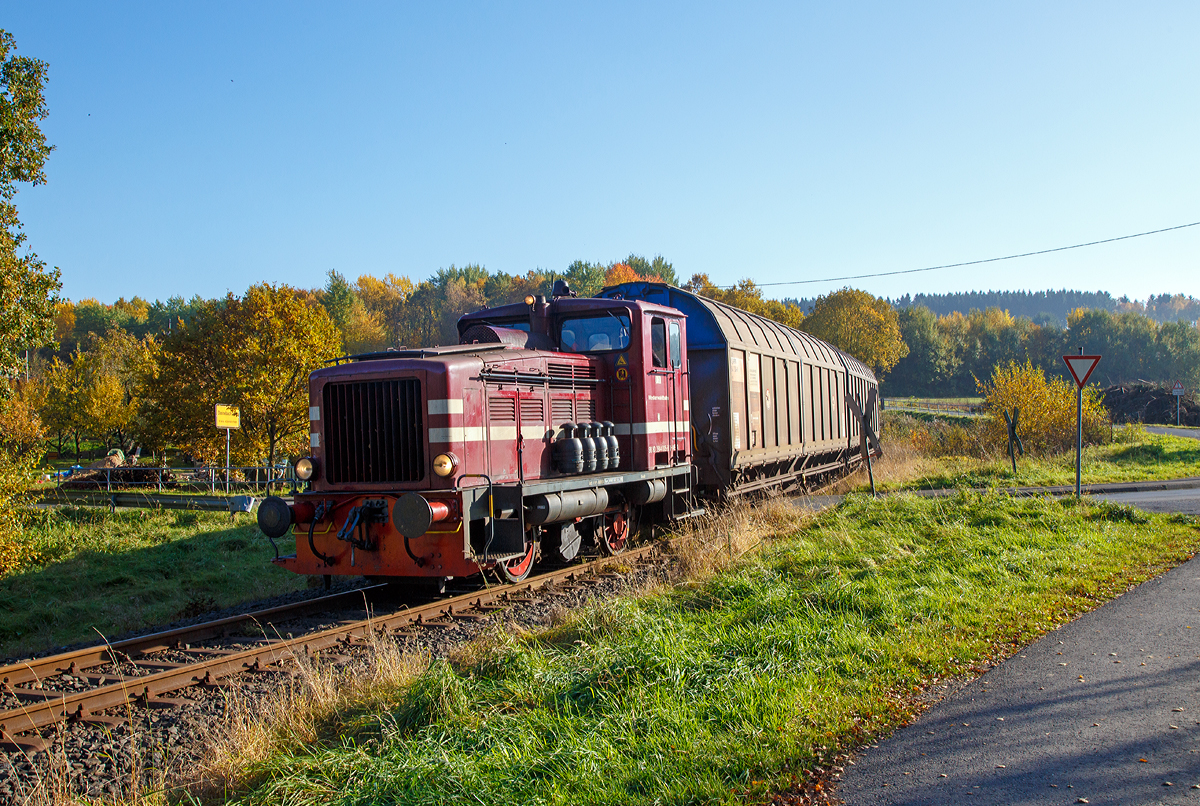 
Die V 26.3 (Lok 3) der Westerwaldbahn (WEBA) eine Jung R 30 B, am 27.10.2015 mit einem kurzen Güterzug auf dem Weg von Weitefeld, via Bindweide, nach Scheuerfeld/Sieg, hier fährt sie nun bei Steinebach hinab nach  Scheuerfeld.

Die Jung Lok vom Typ R 30 B wurden bei der Firma Jung in Kirchen/Sieg 1957 unter der Fabriknummer 12748 gebaut und als V 26.3 an die WEBA geliefert. Sie hat die NVR-Nummer 98 80 3944 005-8 D-WEBA.