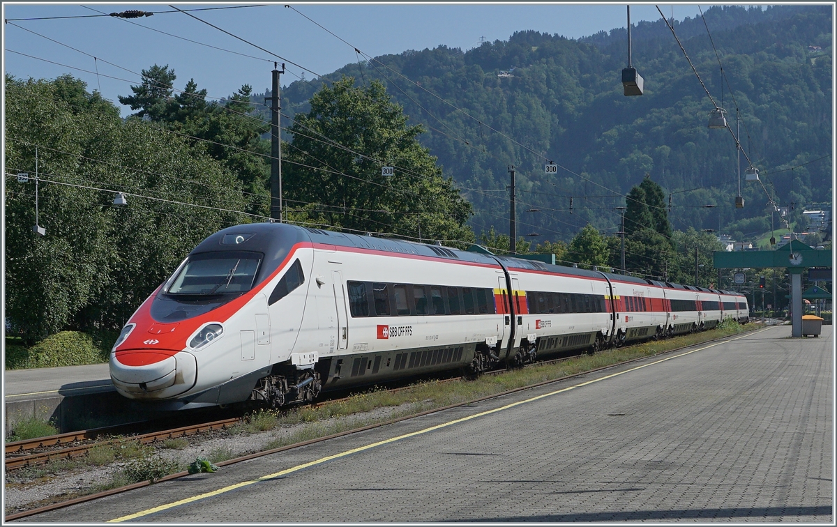 Die Verbindung von Zürich nach München führt ja bekanntlich am Bodensee ein kurzen Stück durch Österreich und kann der nun auf dieser Verbindung eingesetzte Pinocchio neben den seit längerem befahrenen Ländern nun auch in Österreich fotografiert werden. 

Der Gegenzug, ein SBB RABe 503 erreicht als EC München - Zürich den Bahnhof von Bregenz leider etwas verspätet, sonst wären beide Züge auf einem Bild zu sehne gewesen. 

14. August 2021