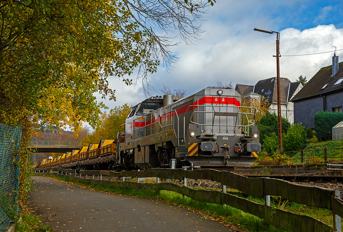 
Die Vossloh G 12 – 4120 001-7 „Karl August“ (92 80 4120 001-7 D-KAF) der KAF Falkenhahn Bau AG (Kreuztal) am 04.11.2020 mit einem Kippwagenzug (Kippwagen MK 45 DH „LW-Kipper“, der Gattung Rlps), beladen mit Aushubschotter (Altschotter) in Herdorf. Der Zug fährt später den Altschotter, über Betzdorf und Kreuztal, zum Recycling nach Bochum ab.

Die G12 wurde 2010 von Vossloh in Kiel unter der Fabriknummer 5001919, als Prototyp, gebaut und bereits auf der InnoTrans 2010 präsentiert. Von 2015 war sie an die SLG Spitzke Logistik GmbH vermietet und fuhr als G 12 - SP - 012 (92 80 4120 001-7 D-VL). Seit 2017 gehört dieses Einzelstück der KAF Falkenhahn Bau AG in Kreuztal. Übrigens, die Lok trägt den Namen des Firmengründers Karl August Falkenhahn, der die Baufirma 1919 in Kreuztal gründete, daher auch die Bezeichnung KAF für Karl August Falkenhahn.

Die Vossloh G 12 bleibt ein Einzelstück, lediglich von der diesel-elektrischen Variante (DE 12) wurden bisher 5 Stück gebaut. Die leistungsstärkere Serie G18 / DE 18 ist erheblich erfolgreicher.
