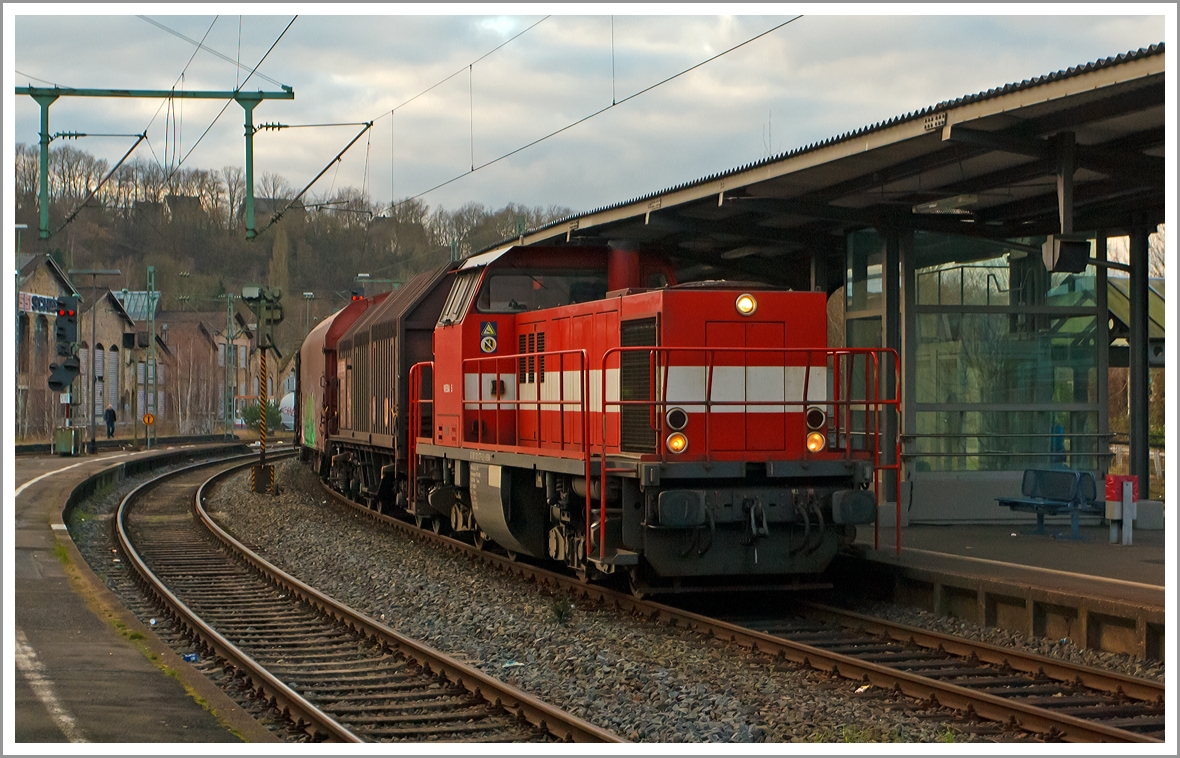 Die Westerwaldbahn (WEBA) Lok 5 (On Rail DH 1004) rangiert mit Güterwagen am 28.01.2014 im Bahnhof Betzdorf/Sieg.

Die Ursprungslok ist die DB V100 1177 (ab 1968 DB 211 177-1) welche 1961 von Henschel unter der Fabriknummer 30526 gebaut wurde. 1999 erfolgte der Umbau durch Vossloh nach dem Konzept von On Rail mit Serienteilen der Type G1205 unter Verwendung von Rahmen und Drehgestellen in die DH 1004, die neue Fabriknummer ist DH 1004 / 2. Rahmen und Drehgestellen sind noch die alten von der V 100, darüber ist alles neu. 