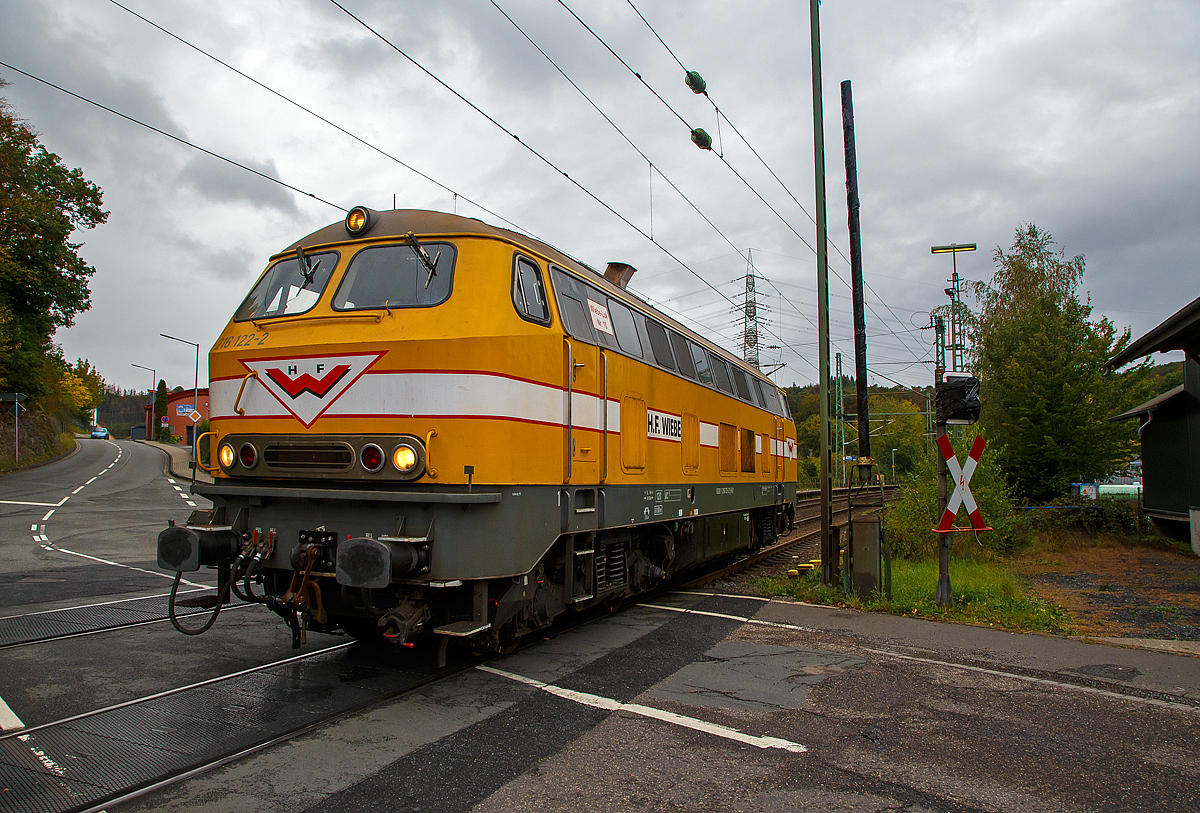 
Die Wiebe Lok 10 - 216 122-2 (ex DB V160 122 ab 1968 DB 216 122-2), fährt am 26.09.2020 in Richtung Wissen, hier beim Bü bzw. Hp Scheuerfeld (Sieg).

Die V 160 wurde 1967 bei Deutz unter der Fabriknummer 58144 gebaut. Sie hat die NVR-Nummer 92 80 1216 122-2 D-BLP (BLP Wiebe Logistik GmbH gehört zur H.F. Wiebe Guppe). Die Baureihe 216 ist die erste Variante der V 160-Familie.