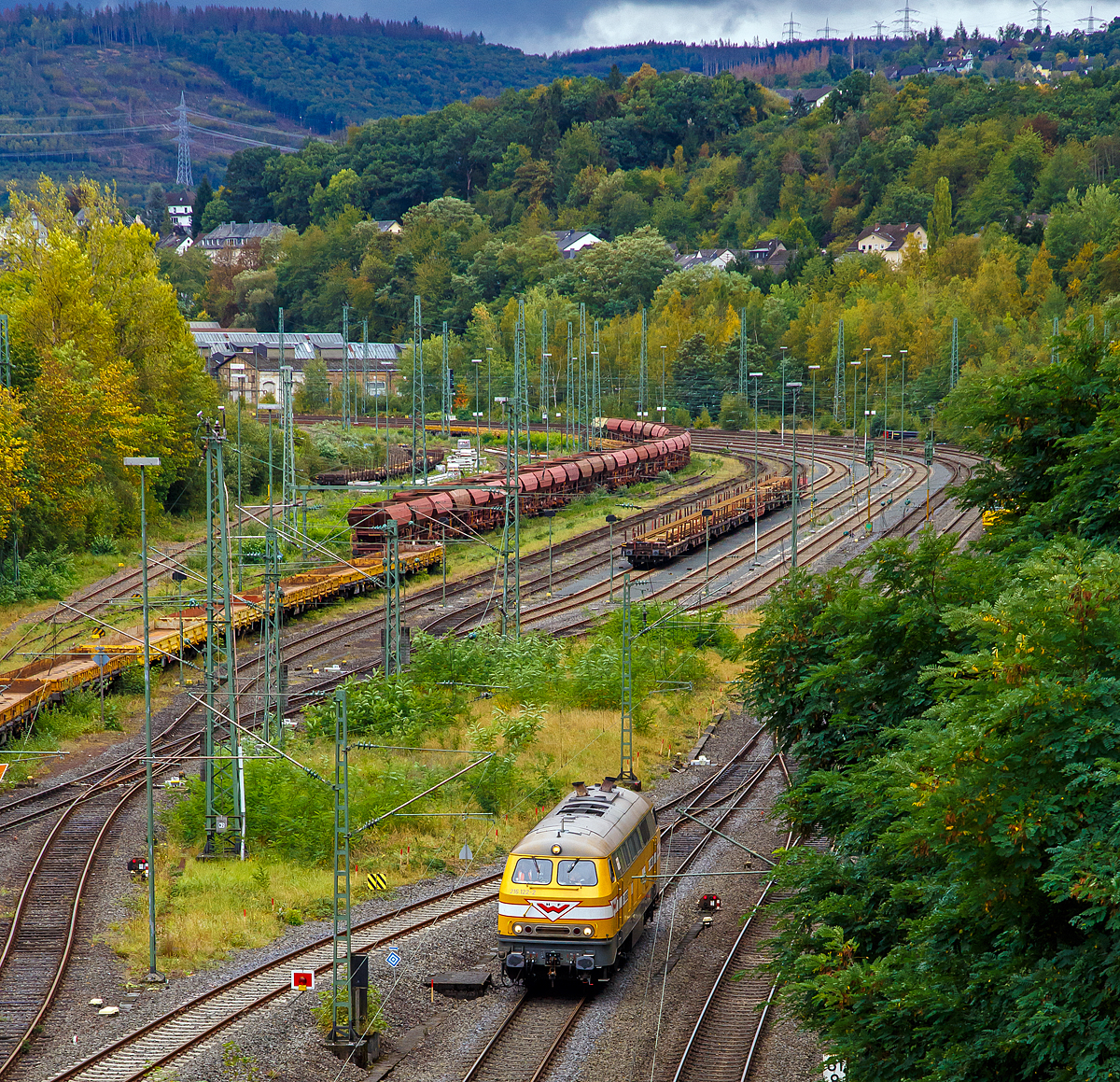 
Die Wiebe Lok 10 - 216 122-2 (ex DB V160 122 ab 1968 DB 216 122-2), fährt am 26.09.2020 vom Rbf Betzdorf (Sieg) in Richtung Wissen.

Die V 160 wurde 1967 bei Deutz unter der Fabriknummer 58144 gebaut. Sie hat die NVR-Nummer 92 80 1216 122-2 D-BLP (BLP Wiebe Logistik GmbH gehört zur H.F. Wiebe Guppe). Die Baureihe 216 ist die erste Variante der V 160-Familie.