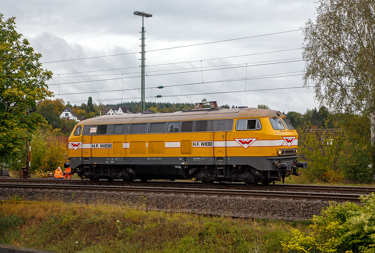 
Die Wiebe Lok 10 - 216 122-2 ex DB V160 122 ab 1968 DB 216 122-2, steht am 26.09.2020 in Wissen (Sieg).

Die V 160 wurde 1967 bei Deutz unter der Fabriknummer 58144 gebaut.

Angetrieben wird die Lok von einem MTU 16 V 653 TB 10 Dieselmotor mit 16 Zylindern und einer Leistung von 1.900 PS (1.400 kW) bei 1500/min. Die Leistung gelangt über ein hydraulisches Getriebe mit zwei Wandlern, Kupplungen und Gelenkwellen zu den Radsatzgetrieben in den beiden zweiachsigen Drehgestellen (somit ist es eine Diesel-Hydraulische-Lok).

Sie hat die NVR-Nummer 92 80 1216 122-2 D-BLP (BLP Wiebe Logistik GmbH gehört zur H.F. Wiebe Guppe). Die Baureihe 216 ist die erste Variante der V 160-Familie.