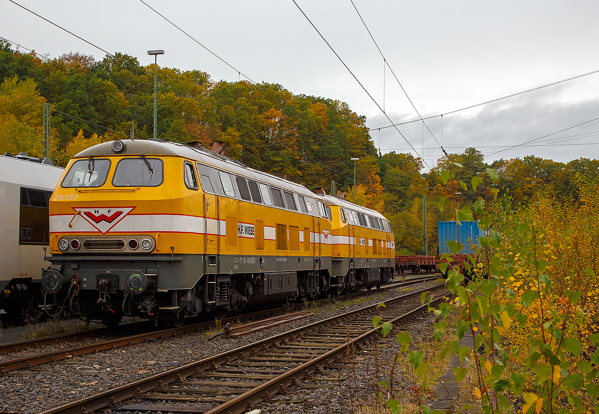 Die Wiebe Lok Nr. 6 – 216 032-3 und die Wiebe Lok Nr. 10 - 216 122-2 sind am 25.10.2020 als Lz im Rbf Betzdorf (Sieg) abgestellt.

Angetrieben werden die Loks (vom Typ V 160) jeweils von einem V-16-Zylinder-Dieselmotor vom Typ Caterpillar 3516 DZ TA mit einer Leistung von 2.000 PS (1.470 kW). Früher war ein 16 Zylindern MTU 16 V 653 TB 10 Dieselmotor in den Loks verbaut. Die Leistung gelangt über ein hydraulisches Getriebe mit zwei Wandlern, Kupplungen und Gelenkwellen zu den Radsatzgetrieben in den beiden zweiachsigen Drehgestellen (somit sind es eine Diesel-Hydraulische-Loks).

Diese beiden V 160er haben eine Höchstgeschwindigkeit von 120 km/h. Zudem haben sie eine Zulassung für endliche europäischen Länder.

Lebensläufe der Loks:
Vorne die Wiebe Lok Nr. 6 – 216 032-3 (92 80 1216 032-3 D-BLP) wurde 1965 von Krupp in Essen unter der Fabriknummer 4665 gebaut und als V 160 032 an die Deutsche Bundesbahn geliefert, 1968 erfolgte die Umzeichnung in DB 216 032-3 über die Layritz GmbH ging sie 1989 an die Cooperativa Lavori Ferroviaria s.p.a. eine Gleisbaufirma in Italien wo sie als CLF T7189 fuhr, bis sie 1999 von Wiebe gekauft und wieder in die alte Heimat geholt wurde.

Dahinter die Wiebe Lok Nr. 10 - 216 122-2 (92 80 1216 122-2 D-BLP) wurde 1967 bei Deutz unter der Fabriknummer 58144 gebaut und als V 160 122 an die Deutsche Bundesbahn geliefert, 1968 erfolgte die Umzeichnung in DB 216 122-2 nach der Ausmusterung bei der DB Anfang der 1990er Jahre ging sie an die WAB - Westfälische Almetalbahn GmbH (WAB 98) und wurde 2000 an die Lokpool (Bombardier Transportation) verkauft wo ein Aufarbeitung für die EfW vorgesehen war. Im Jahr 2003 wurde sie aber von der Wiebe gekauft.

Die Loks als D-BLP registriert  dies steht für BLP Wiebe Logistik GmbH und gehört zur H.F. Wiebe Gruppe. Die Baureihe 216 ist die erste Variante der V 160-Familie.


Die Wiebe Lok 10 - 216 122-2 ex DB V160 122 ab 1968 DB 216 122-2, steht am 26.09.2020 in Wissen (Sieg).

Die V 160 wurde 1967 bei Deutz unter der Fabriknummer 58144 gebaut.
