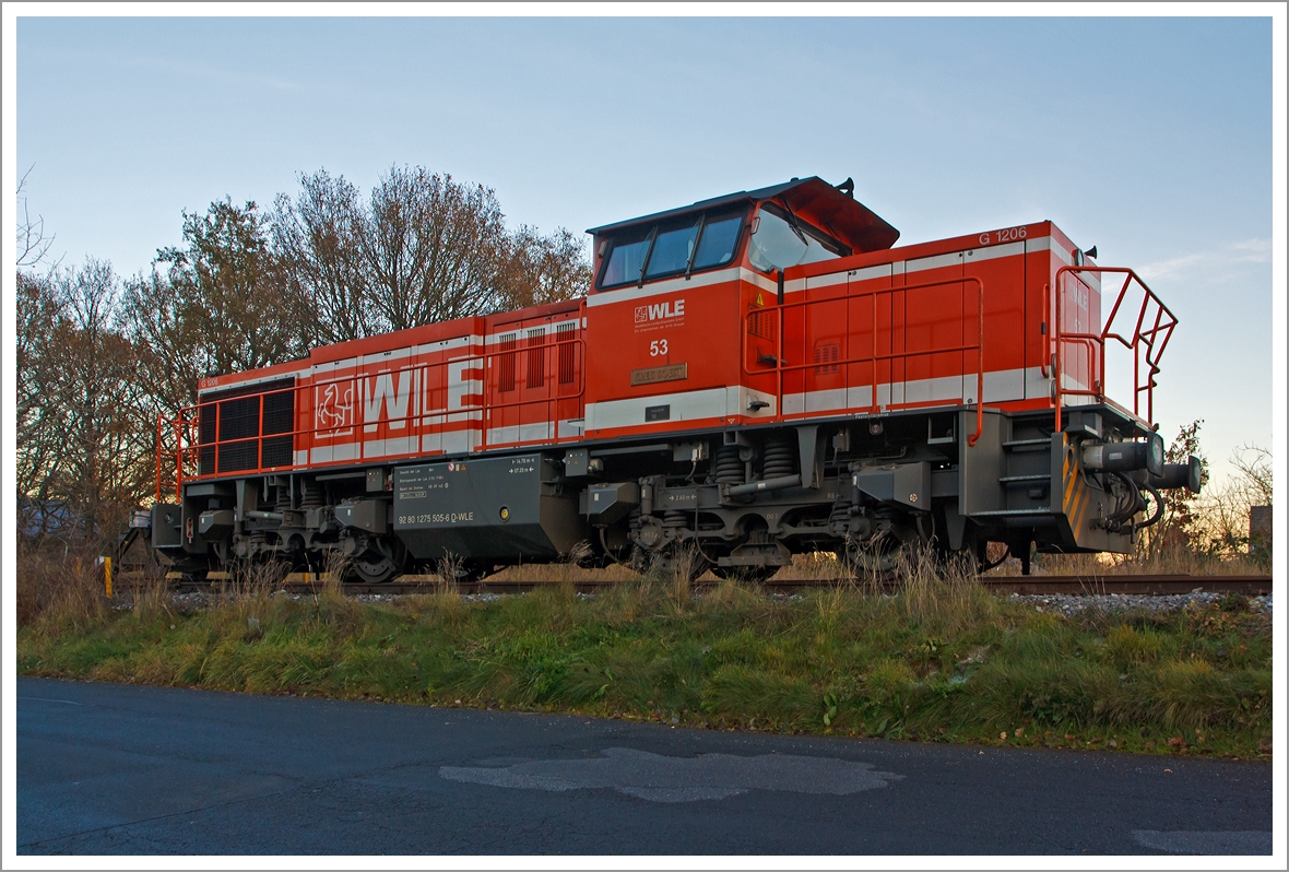 Die WLE 53  Kreis Soest  (275 505-6) der Westfälische Landes-Eisenbahn GmbH in Lippstadt steht am 26.11.2013 am Werksanschluss der Salzgitter Mannesmann Precision GmbH in Burbach-Holzhausen. Sie wartet auf ihre Wagen, aber erst wenn die Wagen mit Luppen (Rohrrohlinge) leer sind, kann sie die Heimreise antreten.

Die Lok, eine Vossloh G 1206 (ehem. MaK), wurde 2008 unter der Fabriknummer 5001639 gebaut, sie hat die NVR-Nummer 92 80 1275 505-6 D-WLE und EBA-Nummer EBA 08D08M 005.