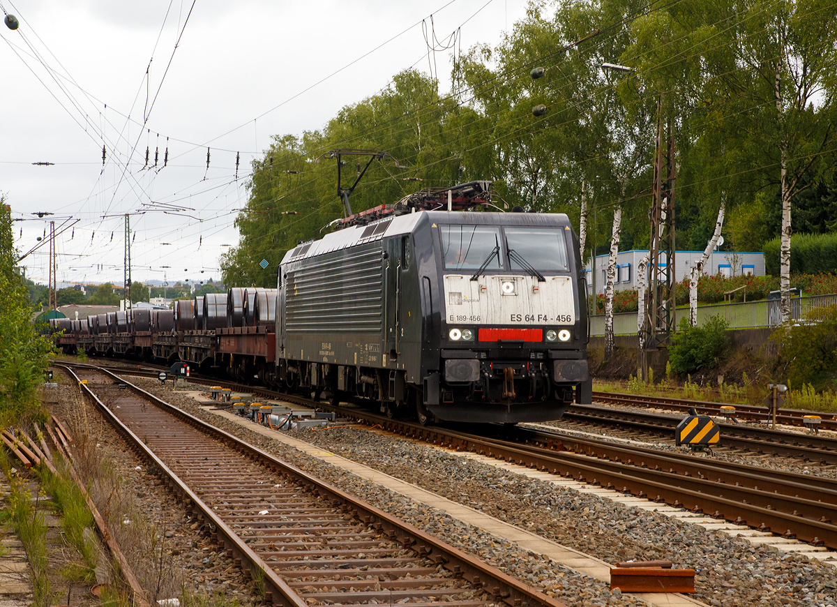 Die wohl an die DB Cargo AG vermietete MRCE E 189-456 bzw. ES 64 F4 - 456 (91 51 5170 030-8 PL-DISPO Class 189-VH, ex 91 80 6189 456-7 D-DISPO) kommt am 19.08.2017, mit einem schweren Coilgterzug aus Richtung Hagen kommend in Kreuztal an. 

Die Siemens ES 64 F4 wurde 2009 von Siemens in Mnchen unter der Fabriknummer 21510 gebaut, sie hatte ursprnglich nur das „Paket“ VP  installiert. Seit 2012 hat sie das  „Paket“ VH  installiert und hat so die Zulassung fr Deutschland, sterreich, Polen und Rumnien. 