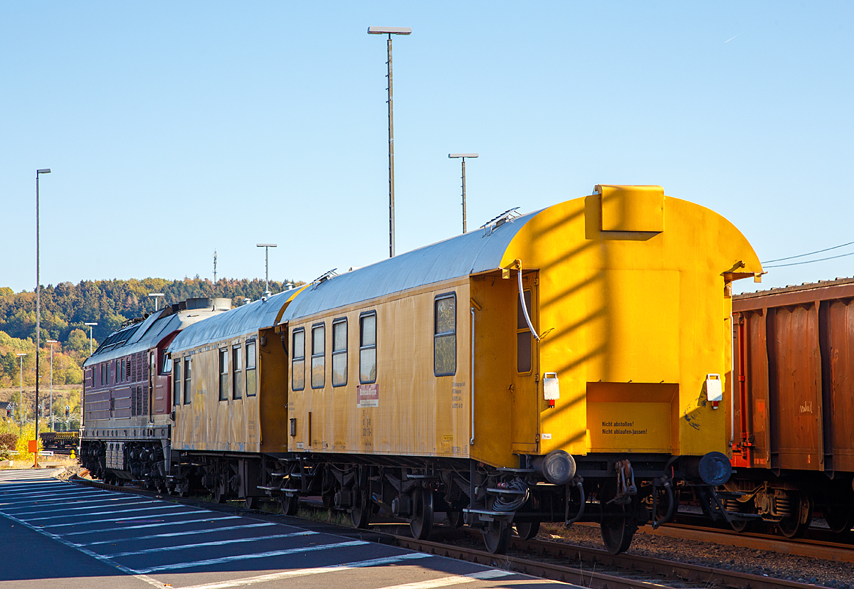 
Die Wohnwagen (75 80 2329 178-7 D-DB und 75 80 2329 176-1 D-DB) DB Bahnbau Gruppe stehen mit der  Ludmilla  232 550-4 am 21.10.2018 beim ICE Bahnhof Montabaur.

Entstanden sind diese Wagen durch Umbauten aus 3-achsigen DB-Umbau-Wagen der Bauart 3yg, welche 1954 bis 1960 aus alten Fahrgestellen von Reisezugwagen der Länderbahnen (Vorkriegswagen) und neuen Wagenkastenaufbauten entstanden sind.

TECHNISCHE DATEN:
Spurweite: 1.435 mm (Normalspur)
Länge über Puffer: 13.300 mm (176-1) / 13.800 mm (178-7)
Achsabstand:  2 x 3.750 mm = 7.500 mm
Eigengewicht: 16.900 kg (176-1) / 17.850 kg (178-7)
Höchstgeschwindigkeit: 100 km/h