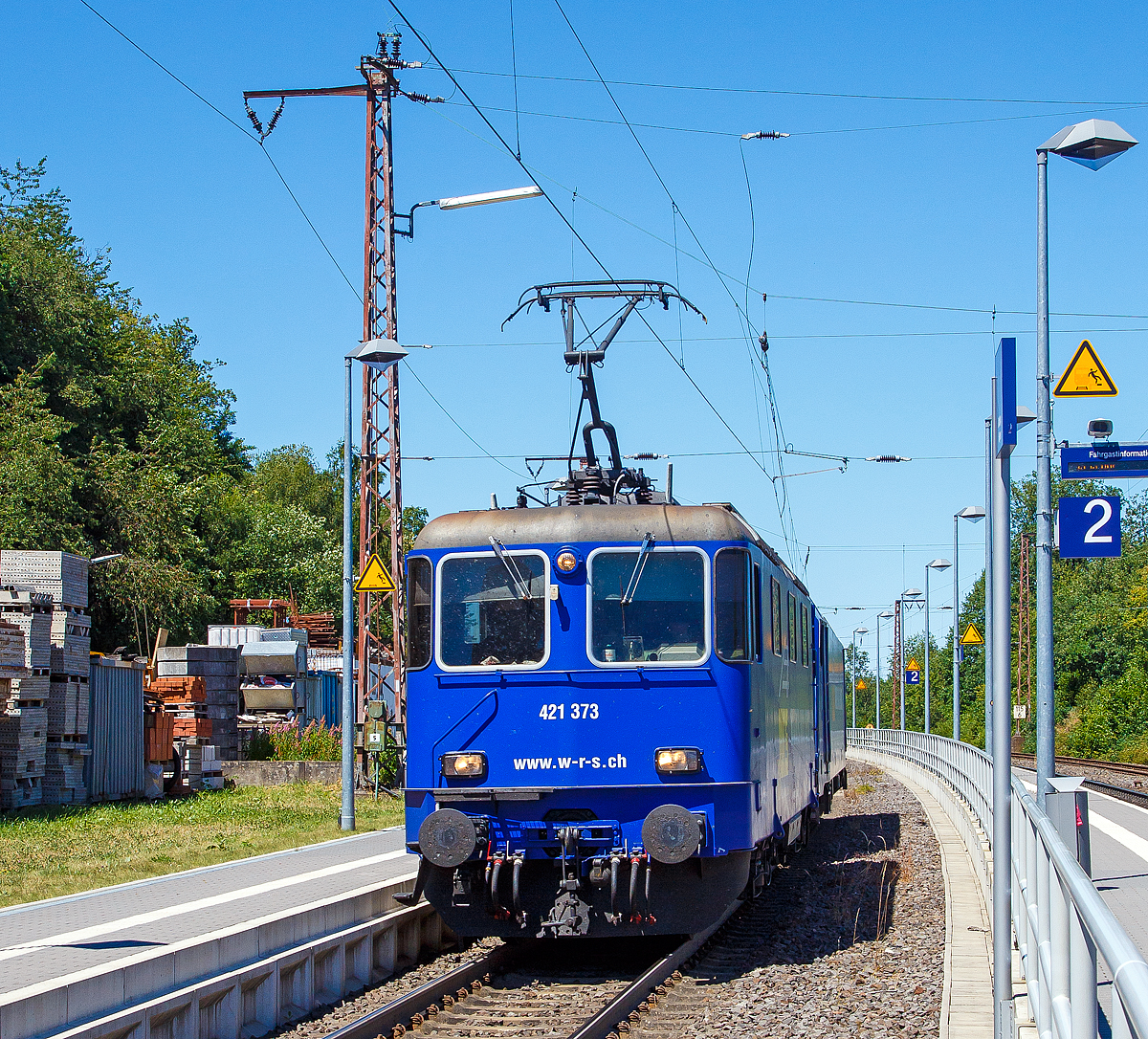 
Die WRS Re 421 373-2 (91 85 4421 373-2 CH-WRSCH), ex SBB Re 4/4 II 11373, fhrt am 01.07.2018 mit der 146 520-2 (91 80 6146 520-2 D-WRSCH) der WRS Deutschland GmbH am Haken durch den Bf Wilnsdorf-Rudersdorf in Richtung Gieen.