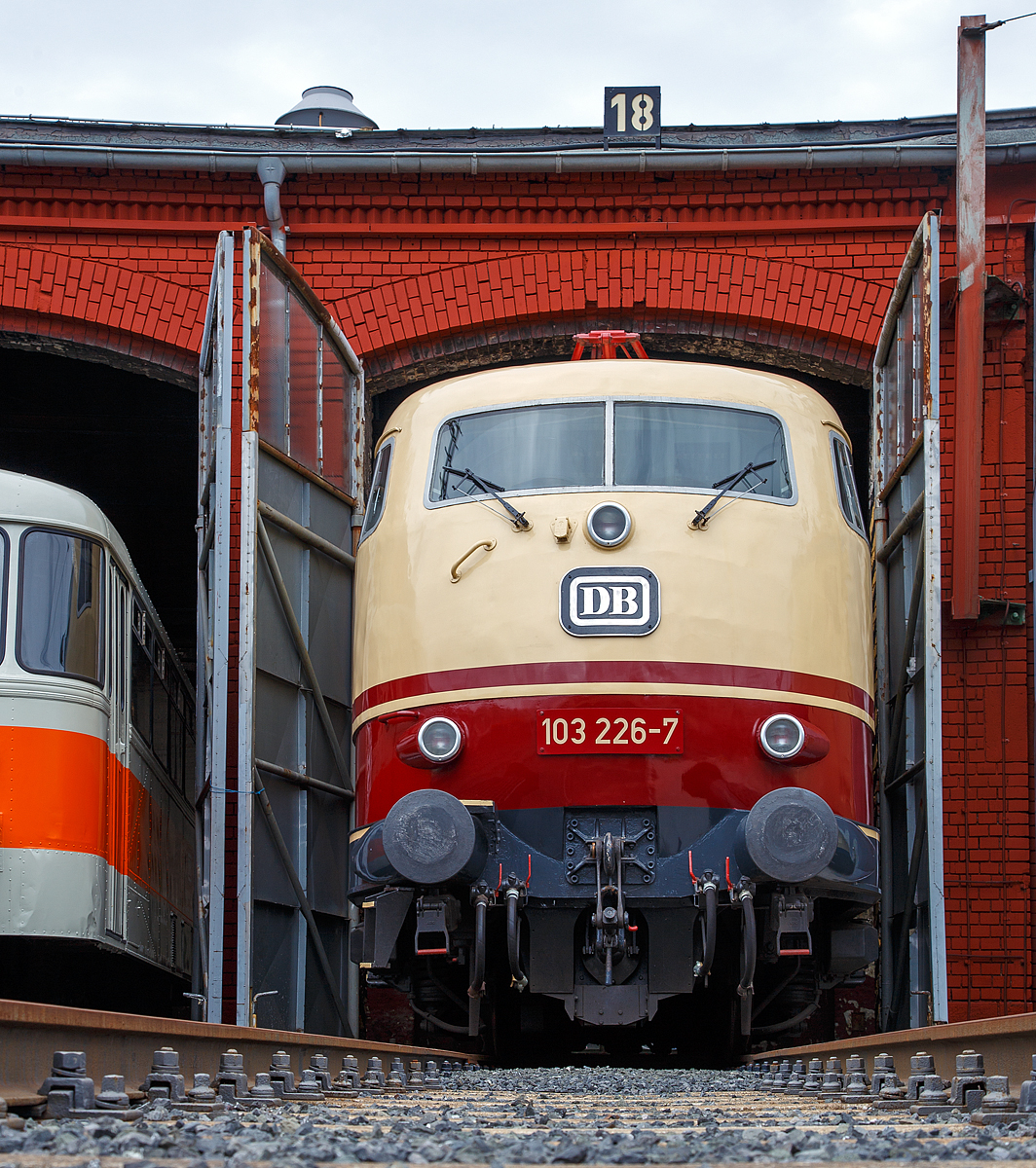 
Die wunderschöne 103 226-7 (91 80 6103 226-7 D-DB) schaut aus dem Siegener Ringlokschuppen, hier am 20.08.2016 beim Lokschuppenfest des Südwestfälischen Eisenbahnmuseums in Siegen.