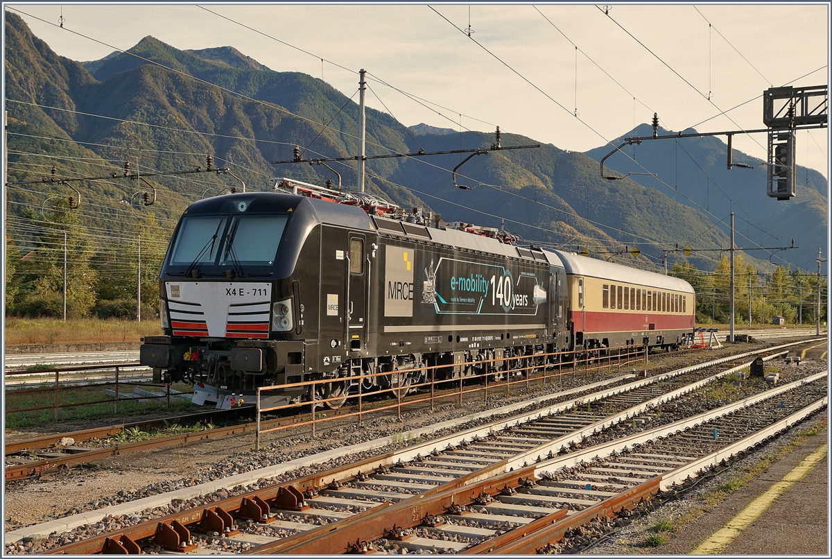 Die X4 E 711 steht mit einem TEE Wagen abgestellt in Domodossola und wartet auf neuen Aufgaben. 

10. Okt. 2020