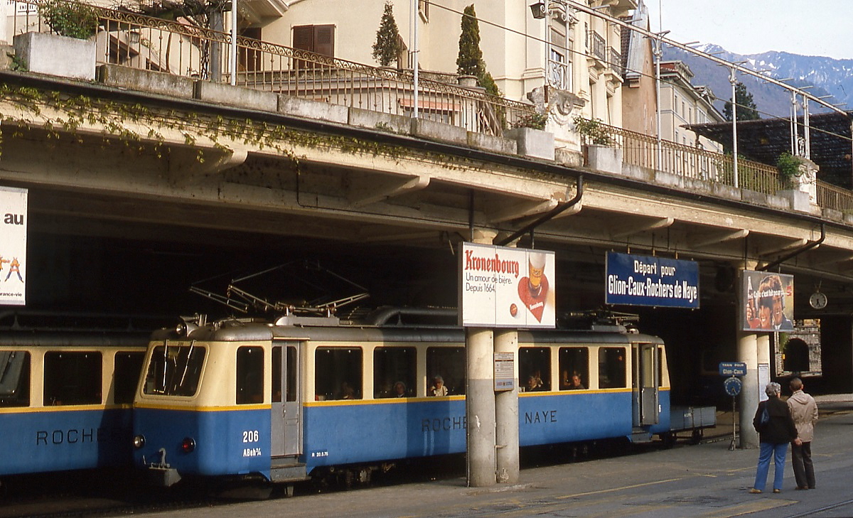 Die Zahnradbahn auf den Rochers-de-Naye beginnt direkt gegenüber dem Bahnhof Montreux, hier mit ABeh 2/4 206 der Chemin de fer Montreux-Glion/MGl im Mai 1981.