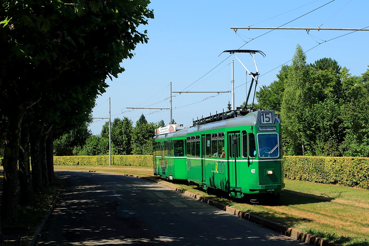 Die Zeit der Baseler Schweizer Standardwagen geht zuende. Am 18.07.2015 ist der Be 4/4 457 noch als Linie 15 auf der Bruderholzallee unterwegs. Dieser Triebwagen soll museal erhalten werden.