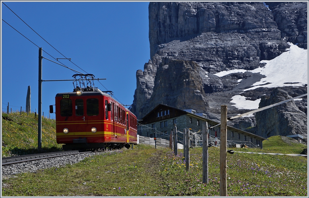 Die Zeit der klassischen, lange Zeit das Gesicht der Jungfraubahn prägenden Pendelzüge neigt sich dem Ende entgegen. hier hat der BDhe 2/4 208 mit seinem Bt die Station Eigergletscher verlassen und fährt nun talwärts Richtung Kleine Scheidegg.
8. August 2016
