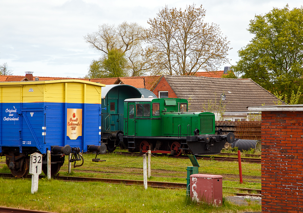 Die zweiachsige Deutz 42845 vom Typ A4M 420 R der MKO - Museumseisenbahn Küstenbahn Ostfriesland e. V. am 01.05.2022 auf dem Museumsareal in Norden, gleich neben dem Bahnhof Norden. 

Die Deutz A4M 420 R normalspurige Rangierlokomotive wurde 1943 von Deutz (KHD) in Köln-Deutz unter der Fabriknummer 42845 gebaut und an das Volkswagenwerk in die Stadt des KdF-Wagens bei Fallersleben geliefert. Wolfsburg trug bis zum Mai 1945 den Namen Stadt des KdF-Wagens bei Fallersleben. Im Jahr 1958 	ging die Lok ans VW Werk in Kassel-Baunatal und 1965 ins Werk Emden, als VW 884 587. Im Jahr 1973 	an die Rheinstahl Nordseewerke GmbH in Emden verkauft und fuhr dort als 6228, ab 1976 firmierte die Werft als Thyssen Nordseewerke GmbH. Seit dem 09.11.2001 befindet sich diese letzte Werklok der Nordseewerke bei der Museumseisenbahn Küstenbahn Ostfriesland, nachdem die Werft seit Sommer des Jahres auf Anlieferungen per Bahn wegen der gestiegenen Kosten verzichtete. Die Anschlussweiche von Emden Rbf aus wurde kurz darauf ausgebaut und der Bahnübergang schließlich asphaltiert.

Die Deutz A4M 220 R bzw. A4M 420 R war eine zweiachsige Diesellokomotive mit Stangenantrieb, die für den Rangierdienst konzipiert wurde. Insgesamt wurden 47 Lokomotiven von 1934 bis 1943 von Klöckner-Humboldt-Deutz (KHD) gebaut, die bis in die 1990er Jahre im Einsatz waren.

Ab 1933 wurden die Lokomotiven im Baukastenprinzip mit Motoren mit stehenden Zylindern gefertigt. In der Lokbezeichnung ist die Bauart des Motors enthalten. Bei KHD A4M 420 R ergibt sich A = stehender Fahrzeugmotor, 4 = Zylinderzahl, M = Kühlungsart wassergekühlt, die folgende 4 ist die Bauform des Motors mit 20 Kolbenhub=20 cm. R ist eine Rangierlok. Die erste Lokomotive wurde 1934 mit einem Motor der Bauform 4 gefertigt. Daher wurde sie als KHD A4M 420 R bezeichnet. Später wurden parallel Lokomotiven mit dem Motor der Bauform 2 ausgestattet, die die Bezeichnung KHD A4M 220 R erhielten.

Die Lokomotiven waren wegen ihrer Leistung und Höchstgeschwindigkeit nur für untergeordnete Dienste geeignet. Sie wurden in deutschen Werken sowie auf Privatbahnen eingesetzt.

Die Lokomotiven besaßen einen Maschinenvorbau und ein dahinter befindliches Führerhaus. Die Kraftübertragung erfolgte durch Stangenantrieb, wobei die Blindwelle als Getriebeabgangswelle unter dem Führerhaus zwischen den Antriebsrädern gelagert war. Die Lokomotiven besaßen eine Treibstange und eine Kuppelstange sowie einen schnelllaufenden Vierzylinder-Viertakt-Dieselmotor von KHD, dem nach einer Einscheibentrockenkupplung ein 4-Gang-Wechselgetriebe mit Wendegetriebe folgte.

TECHNISCHE DATEN:
Hersteller: 	KHD (Klöckner-Humboldt-Deutz)
Gebaute Anzahl: 47
Baujahre: 1934–1943
Spurweite: 1.435 mm (Normalspur)
Achsformel: B
Länge über Puffer: 6.920 mm
Länge: 5.100 mm
Höhe: 3.090 mm
Breite: 3.000 mm
Achsabstand: 2.500 mm
Dienstgewicht: 25.000 kg
Höchstgeschwindigkeit: 20 km/h
Installierte Leistung: 82 kW (110 PS)
Treibraddurchmesser: 	850 mm
Motorbauart: KHD wassergekühlter 4-Zylinder-Viertakt-Dieselmotor vom Typ  KHD A4M 220 bzw. 420
Nenndrehzahl: 900/min
Leistungsübertragung: mechanisch
Bremse: Indirekte Bremse Bauart Knorr
