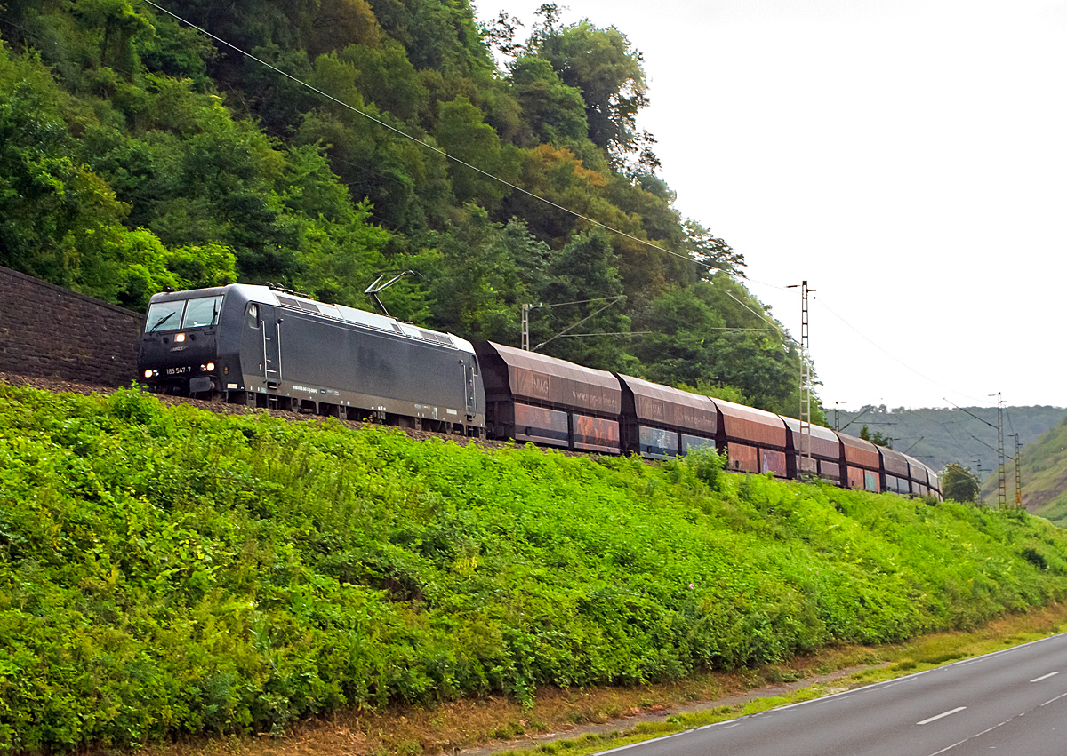 
Die z.Z. für die NIAG (Niederrheinische Verkehrsbetriebe AG) fahrende 185 547-7 der MRCE - Mitsui Rail Capital Europe B.V mit einem Kohlenzug fährt am 20.06.2014, auf der Moselstrecke (KBS 690), zwischen Kattenes und Löf in Richtung Trier.

Die TRAXX F140 AC1 (BR 185.1) wurde von Bombardier in Kassel 2005 unter der Fabriknummer 33733 gebaut und an die MRCE geliefert. 
Sie hat die NVR-Nummer 91 80 6185 547-7 D-DISPO und die EBA-Nummer EBA 99A22A 441.