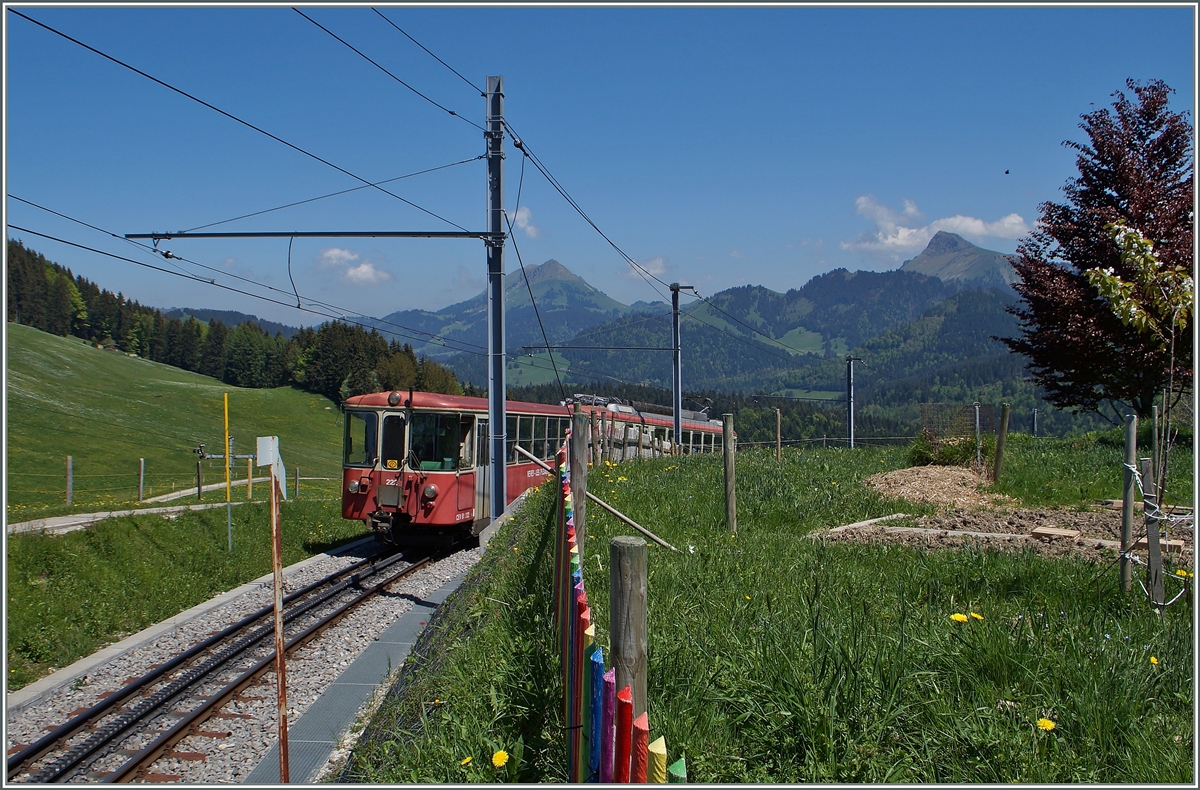 Dies Bild zeigt, wie abrupt es gleich nach der Bergstation Les Pleiaes bergab geht.
18. Mai 2015