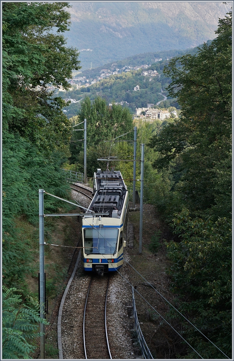 Diese Aufnahme entstand bei Trontano und zeigt den SSIF ABe 4/6 63 als Schnellzug D32 von Locarno nach Domodossola, weit unten, von der Sonne beschienen ist Rancaldina zu erkennen. 7. Okt. 2016