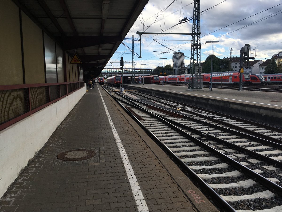 Diese Bilder wird man in Ulm bald nicht mehr machen können...

... die 611 werden abgeschafft und modernisierte 612 sollen ihre Leistungen übernehmen!

Von dem unbeeindruckt stehen im Juli 2017 

IRE von Basel        IRE nach Neustadt (Schwarzw)    &    IRE nach Basel  

in Ulm Hbf