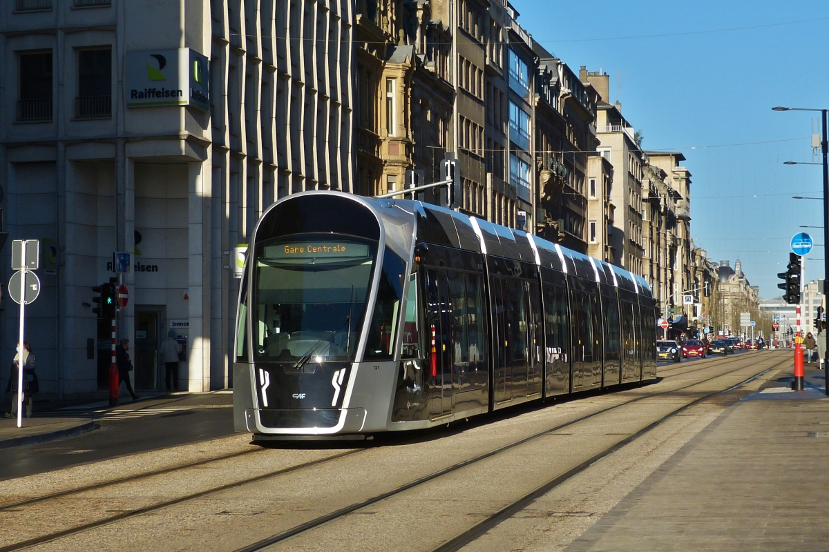 Diese Straßenbahn wird in kürze die im Moment letzte Haltestelle am Hauptbahnhof von Luxemburg erreichen, (im Sommer soll die Strecke um 2 Haltestellen bis in den Stadtteil Bonneweg verlängert werden). 14.01.2022