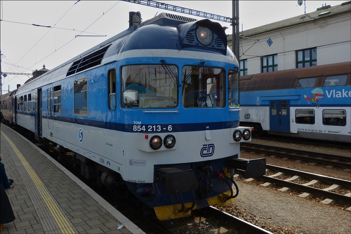 Diesel Triebzug  854 213-6 (TOM)  wartet im Bahnhof von České Budějovice (Budweis) auf Fahrgäste um diese als Sonderzug in die Abstellung zu überführen wo noch weiteres Bahnmaterial zu besichtigen war.  22.09.2018