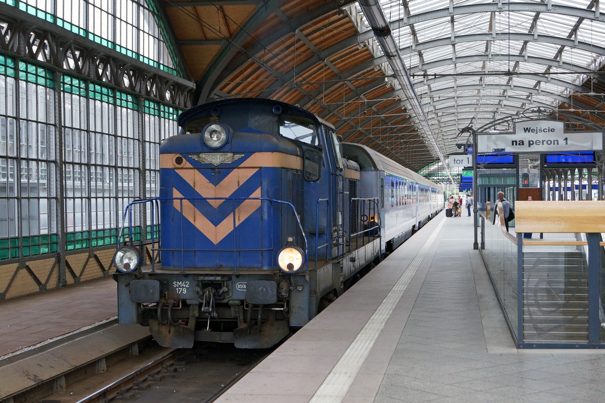 DIESELLOKOMOTIVEN IN POLEN
P.K.P INTERCITY SM42-179 beim Wegstellen von Personenwagen im Bahnhof BRESLAU am 19. August 2014. 
Foto: Walter Ruetsch 