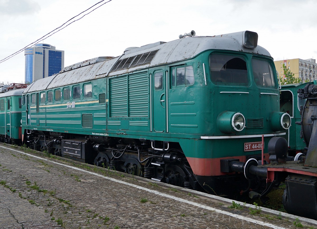 DIESELLOKOMOTIVEN IN POLEN
P.K.P ST 44-001 (1966) im Museum Kolejnictwa aufgenommen am 14. August 2014. Fr den Gterverkehr wurden insgesamt 1'182 Diesellokomotiven dieser Art beschafft. Trotz des geringen Alters und einer Hchstgeschwindigkeit von 100 km/h wurde diese Baureihe bereits ausrangiert. Bei der ST 44-001 handelt es sich um die erste abgelieferte Maschine, die im Eisenbahnmuseum Warschau berlebt hat.   
Foto: Walter Ruetsch 