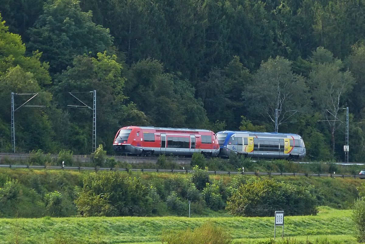 Dieseltriebzge des SNCF Ter auf der deutschen Seite der Mosel unterwegs von Karthaus in Richtung Thionville, nahe Oberbillig aufgenommen vom luxemburgischen Moselufer in Mertert. Die Qualitt des Fotos ist wegen des Gegenlichts und des starken Zooms nicht die aller beste.  19.09.2021