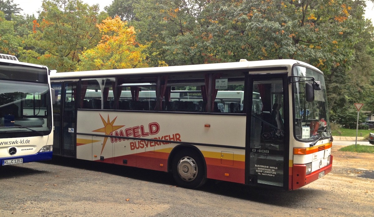 Dieser Mercedes-Benz O 408 von Imfeld Reisen aus Landstuhl stand whrend eines Bundesligaspiels des 1.FCK auf einem Parkplatz und wartete auf seinen Einsatz.
