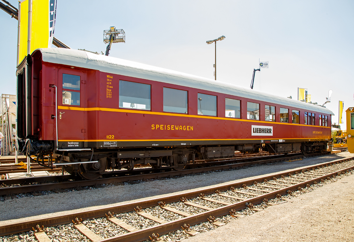 
Dieser Speisewagen der Gattung WR4ü (56 80 88 - 46 122-9 D-LEL) der Landeseisenbahn Lippe e.V., ex 51 80 88 - 46 122-4 WRüg (e), ex DSG 10122, ex Mitropa 1122, diente der Firma Liebherr-Hydraulikbagger GmbH auf der iaf 2017 Internationale Ausstellung Fahrwegtechnik in Münster (01.06.2017) als Bewirtungswagen.
Mitte der 30er Jahre bestand bei der Mitropa Bedarf an neuen Speisewagen, mit denen die vorhandenen Speisewagen aus dem ersten Jahrzehnt des Jahrhunderts ersetzt werden sollten. Die ersten Neuwagenserien entstammen den Gruppe-28-Wagen mit den Baujahren 1928 - 34. Ab 1935 wurden die Wagen vollständig geschweißt, die Wagenübergängen mit Windleitblechen versehen - was zum schnittigen Äußeren beitragen sollte - und als Gruppe 35/36 bezeichnet.

Dieser Wagen wurde 1936 von der WUMAG (Waggonfabrik Görlitz) gebaut und mit der Nummer 1122 an die Mitropa übergeben. Im zweiten Weltkrieg diente er wie die meisten der Speisewagen als Dienstwagen bei der Wehrmacht und fand sich 1945 in den Westzonen wieder. Erneut zum Speisewagen hergerichtet, lief er bei der westdeutschen DSG - Deutsche Schlafwagen- und Speisewagengesellschaft bis zum Jahre 1973.

Nach seiner Ausmusterung und vorübergehenden Abstellung in Wiesbaden übernahmen ihn noch 1973 die Eisenbahnfreunde Olpe und richteten ihn bis 1976 zum Ausstellungswagen für ihre Modelleisenbahnanlage her. 1985 wurde er in den Ausstellungszug  150 Jahre Eisenbahnen in Deutschland  eingestellt.

Stark angestiegene Kosten beim Einsatz des Wagens nach der Bahnreform 1994 veranlassten die Eisenbahnfreunde Olpe, den Wagen Ende 2000 zum Verkauf anzubieten. Die Modelleisenbahnanlage wurde von den Eisenbahnfreunden Olpe noch selbst ausgebaut, als die LEL den Wagen erwarb. Im Februar 2001 kam der Wagen nach Bösingfeld.
Der nach Ausbau der Modellbahn fast schon vollständig entkernte Wagen wurde in Eigenleistung des Vereins während der folgenden knapp zwei Jahre vollständig renoviert und wieder zum Speisewagen hergerichtet. Nach Durchführung der gesetzlich vorgeschriebenen Fahrwerks- und Bremsuntersuchung wurde der Wagen im November 2002 durch einen Fahrzeugsachverständigen abgenommen und zugelassen. Der Wagen ist für 120 km/h Geschwindigkeit zugelassen.

TECHNISCHE DATEN:
Spurweite: 1.435 mm
Länge über Puffer: 23.500 mmm
Drehzapfenabstand: 16.180 mm
Achsabstand im Drehgestell: 3.600 mm
Eigengewicht: 52,9 t
Höchstgeschwindigkeit: 120 km/h
Drehgestelle:  Görlitz III schwer
Anzahl Sitzplätze: 42
