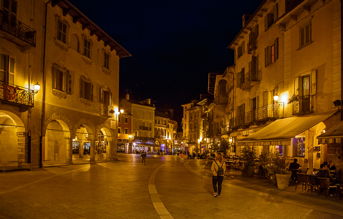 Domodossola am Abend  des 15.09.2017, vorne der Marktplatz (La Piazza del Mercato).
