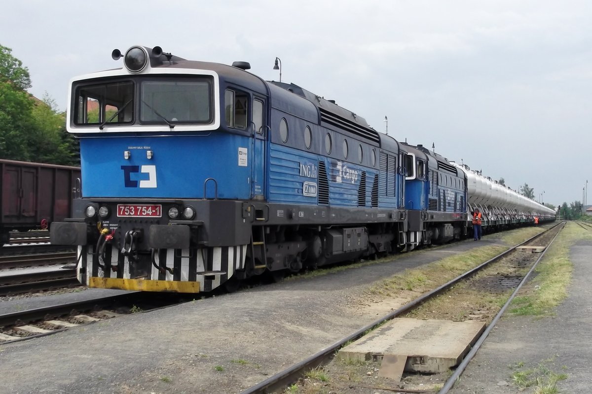 Doppelpack Brejlovci mit 753 754 an der Spitze einer Guterzuges steht abfahrtbereit in Rakovnik am 25 Mai 2015.