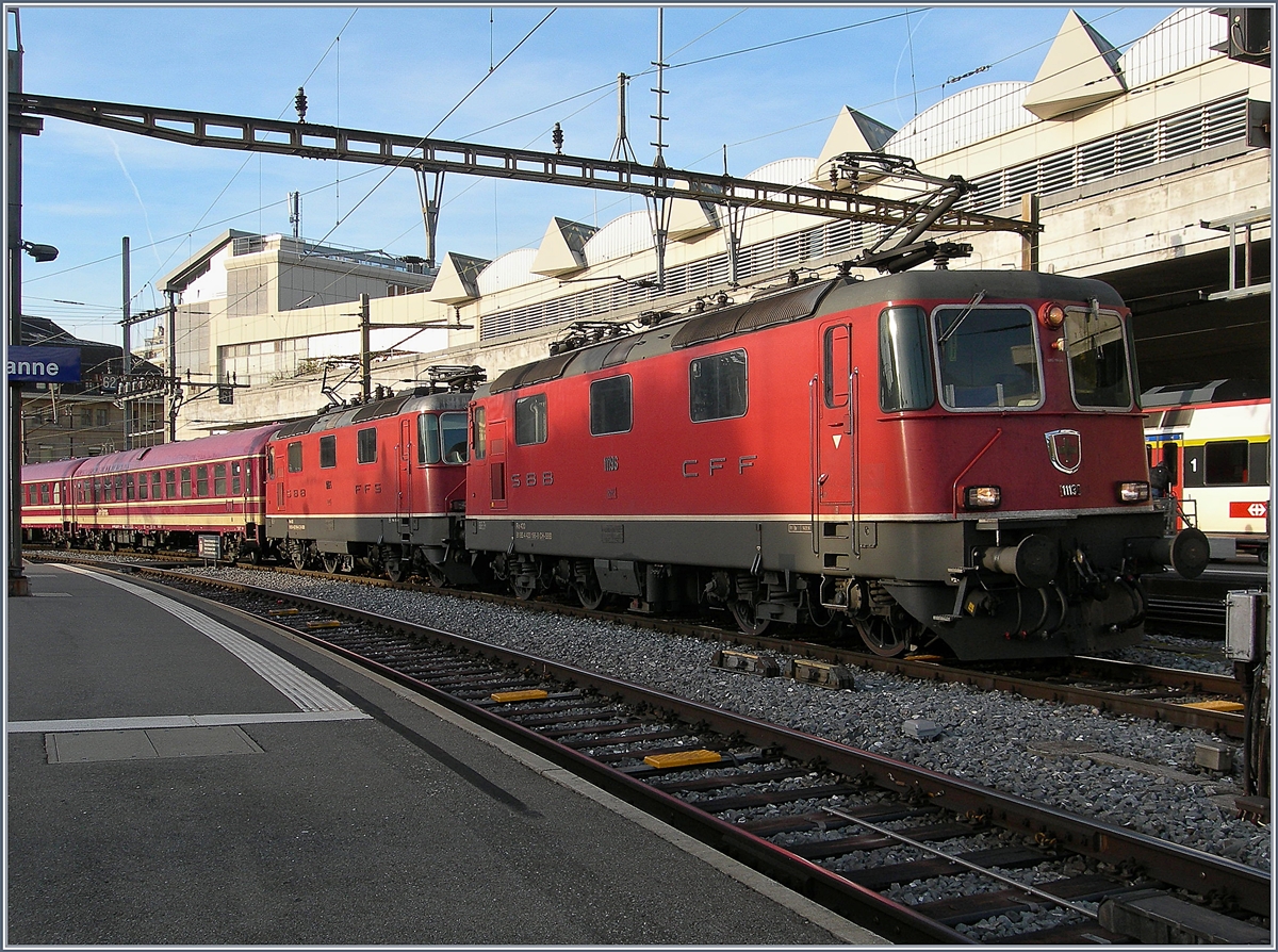 Doppeltraktionen von Re 4/4 II vor Reisezügen sind eher selten . Hier war nicht nur der Zug zu lang, sondern auch der Bahnsteig zu kurz, um ein besseres Bild dieses Sonderzuges in Lausanne zu bekommen. Die führende SBB Re 4/4 II 11196, mit ETCS Level 2 Ausrüstung versehen, legt den Gedanken nahe, dass dieser Leermaterialzug Richtung Wallis unterwegs war. (Die Nummer der zweiten Lok lässt sich leider ablesen).
24. Jan. 2018