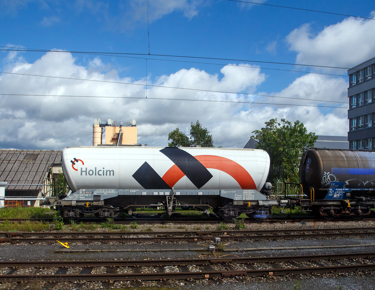 Drehgestell-Zementsilowagen 33 85 932 6 012-2 CH-HOLCH, Gattung Uacns, der  Holcim AG (Schweiz) am 12.09.2017 abgestellt in Zrich (aufgenommen aus einem Zug heraus). 

TECHNISCHE DATEN: 
Hersteller: Josef Meyer Waggon AG, Rheinfelden Spurweite: 
1.435 mm (Normalspur) 
Anzahl der Achsen: 4 
Lnge ber Puffer 19.500 mm 
Drehzapfenanstand: 8.500 mm 
Achsabstand im Drehgestell: 1.800 mm 
Eigengewicht: 20.600 kg 
Max. Nutzlast: 69,4  t (ab D3) 
Max. Achslast: 22 t
Gesamtvolumen: 70.000 Liter (2x 35.000 l) 
Hchstgeschwindigkeit: 100 km/h / 120 km/h (leer) 
Ladegut: Zement