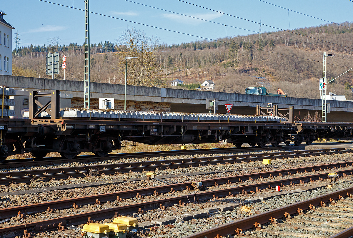 Drehgestellflachwagen für Schwellen 37 80 4726 011-2 D-BBL (P)  der Gattung Slps ein Privatwagen der BBL Logistik GmbH am 24.03.2021 im Zugverband bei der Durchfahrt Richtung Köln auf der Siegstrecke (KBS 460) in Niederschelden. 

Zwischen den einzelnen Wagen können im Baubetrieb Überfahrbrücken, für die Schwellen-Portalkrane vom Umbauzug, eingelegt werden. So können dann die Portalkrane über den ganzen Schwellenzug fahren, um Schellen zu entnehmen bzw. Alt-Schwellen wieder anzulegen,

TECHNISCHE DATEN:
Spurweite: 1.435 mm
Länge über Puffer: 20.700 mm
Drehzapfenabstand: 15.700 mm
Radsatzstand in den Drehgestellen: 1.800 mm
Eigengewicht: 27.050 kg
Maximales Ladegewicht: 52,9 t (ab Streckenklasse C)
Max. Geschwindigkeit: 100 km/h 
kleinster befahrbarer Gleisbogenradius: R 75 m (bei eingelegten Überfahrbrücken R 170 m)
Bremse: KE-GP-A
Bremssohle: IB 116
Verwendungsfähigkeit: RIV