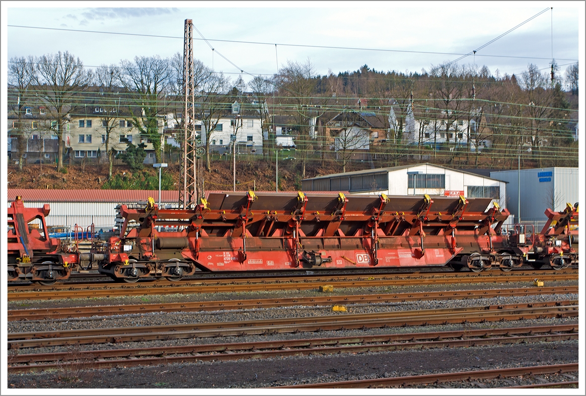 Drehgestellflachwagen fr den Transport von Blechtafeln der Gattung Slps-u 725, NVR-Nummer 31 80 4726 096-9 D-DB, der DB Schenker Rail Deutschland AG abgestellt am 21.12.2013 in Kreuztal, beladen mit Stahlblechen von der Dillinger Htte GTS (Grobblechen).

Der Slps-u 725 ist ein Schrglader und besonders fr den Transport von Groblechen bis zu einer Breite von 5,50 m geeignet. Durch die Schrgstellung der Ladegerste knnen Bleche bis zu 3.970 mm ohne Lademaberschreitung befrdert werden.   

Technische Daten:
Achsanzahl: 4
Drehzapfenabstand: 17.000mm
Achsabstand im Drehgestell: 1.800 mm
Lnge ber Puffer: 22.040 mm
Lnge der Ladelnge: 19.000 mm
Eigengewicht: 32.290 kg
Kleinster befahrbarer Radius: 
Ladegerst waagerecht und bis 44 geneigt  60 m
bis 46 geneigt   75 m
bis 48 geneigt   90 m
bis 50 geneigt 140 m
Lastgrenze bei Streckenklasse D: 57,5 t
