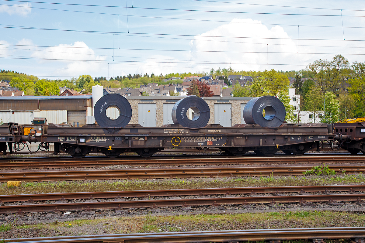 Drehgestellflachwagen mit sechs Radstzen, mit Lademulden fr Coiltransporte der Gattung Sahmms-t 710 Nummer 31 80 4871 412-1 RIV D-DB der DB Schenker Rail Deutschland AG, abgestellt am 09.05.2015 beladen mit 3 Coil´s (Blechrollen) in Kreuztal. 

Auf den eigentlichen Drehgestell-Flachwagen ist ein Ladegestell aufgesetzt, im dem sich 7 Lademulden fr Coils befinden. Bei Bedarf kann das Ladegestell abgehoben werden und der Wagen kann so fr andere Gter verwendet werden.

Technische Daten:
Spurweite: 1.435 mm
Anzahl der Achsen: 6 in zwei Drehgestellen
Lnge ber Puffer:  16.400  mm
Drehzapfenabstand:  8.400  mm
Achsabstand im Drehgestell:  2  1.700  mm
Gesamter Radsatzstand:  11.800  mm
Ladelnge:  15.000  mm
Ladebreite in den Mulden (Sahmms-t):  2.450  mm
Ladehhe:  1.200  mm
Hchstgeschwindigkeit:  100 km/h (beladen) /120 km/h (leer)
Maximales Ladegewicht:  84,5  t
Eigengewicht:  35.240  kg
Achslast: 20 t
Kleinster bef. Gleisbogenradius:  80  m
Bauart der Bremse:  KE-GP
Handbremse:  Fbr