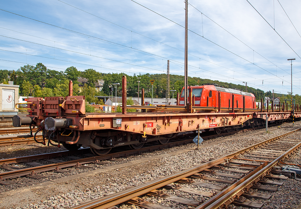 Drehgestellflachwagen mit sechs Radstzen, mit Rungen, Stirnwandklappen und klappbaren Ladeschwellen, jedoch ohne Seitenwandklappen, der Gattung Samms 489, (31 80 4852 552-7 D-DB) am 12.08.2018 abgestellt in Kreuztal. 

Zusammen mit Stahlkunden entwickelt DB Schenker im Jahre 2007 einen neuen Flachwagen, der auf die Bedrfnisse der Branche noch besser eingeht. Gebaut wurden sie von dem slowakischen Hersteller Tatravagonka a.s. Poprad, dieser 2009 unter der Fabriknummer 553.

Der Wagen dient mit aufgeklappten Ladeschwellen zur Befrderung von schweren Walzprofilen und anderen sperrigen Gtern. Mit eingeklappten Ladeschwellen, also mit ebener Ladeebene, eignet er sich auch zum Transport schwerer Kettenfahrzeuge. Fr das Be- und Entladen solcher Fahrzeuge sind befahrbare Stirnwandklappen vorhanden.
Die Wagenbrcke ist eine in Rahmenbauweise ausgefhrte Schweikonstruktion, deren Hauptbauteile aus S355J2 (St 52) bestehen. Die Hauptbelastungen werden von den ueren Langtrgern aufgenommen. Das Kopfstck und Untergestell sind so ausgebildet, dass spter ohne groe nderungen die AK eingebaut werden kann.
Der Fuboden besteht aus Kiefernbohlen mit den Abmessungen 70 x 200 mm; er kann eine Radlast von 5,0 t aufnehmen. Im Fuboden sind 6 geteilte klappbare Ladeschwellen eingebaut, ebenso 6 Zurrpunkte je Lngsseite. An den Auenlangtrgern sind 26 Bindesen angebracht.

Das Fahrzeug hat auf jeder Lngsseite 6 Einsteckrungen und 6 zustzliche Rungenschchte, wodurch eine variable Platzierung der Rungen ermglicht wird (anders als bei den Vorgnger-Modellen). An jeder Stirnseite gibt es je 2 versenkbare Rungen (Fallrungen). Die Stirnwnde sind umklappbar.

Die Tragfhigkeit konnte im Vergleich zu anderen Wagen der Bauart Samms auf 105,5 Tonnen gesteigert werden, weshalb bis zu 20 Prozent Wagenresourcen eingespart und die Transportkette optimiert werden kann. Durch den Einsatz der Kunststoff-Bremssohle (Cosind 810) fhrt der Wagen lrmreduziert.

TECHNISCHE DATEN:
Gattung: Samms 489 (Gattungskennzahl 4852)
Spurweite: 1.435 mm (Normalspur)
Lnge ber Puffer: 	16.400 mm
Drehzapfenabstand: 9.150 mm
Radsatzstand in den Drehgestellen: 2 x 1.700 mm = 3.400 mm
Raddurchmesser: 920 mm (neu) 
Drehgestell-Typ: BA 714.3
Ladelnge: 15.000 	mm
Ladebreite: 2.630 mm (zwischen den Rungen)
Fubodenhhe ber SO: 1.300 mm
Ladeflche:  46 m
Eigengewicht: 29.400 kg 
Zuladung bei Lastgrenze S: 75,5 t (ab Streckenklasse D) 
Streckenklasse CE bei max.100 km/h:  90,5 t 
Max. Zuladung: 105,5 t
Max. Geschwindigkeit: 120 km/h
Kleinster Gleisbogenhalbmesser:	75 m
Bauart der Bremse: KE-GP-A (max. 88 t)
Verwendungsfhigkeit: TEN-GE
