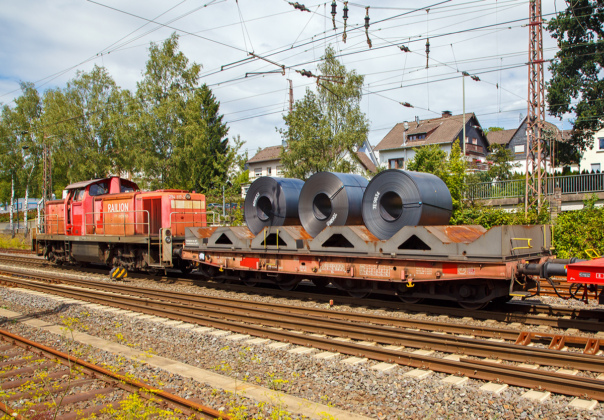 
Drehgestellflachwagen mit sechs Radsätzen, mit Lademulden für Coiltransporte der Gattung Sahlmmps-t 721 Nummer 31 80 4838 790-2 D-DB der DB Cargo Deutschland AG, bei einer Zugdurchfahrt (beladen mit Warmband-Coils) gezogen von der 294 817-2 am 24.07.2020 in Kreuztal.

Auf den eigentlichen Drehgestell-Flachwagen ist ein Ladegestell aufgesetzt, im dem sich 5 Lademulden für Coils befinden. Bei Bedarf kann das Ladegestell abgehoben werden und der Wagen kann so für andere Güter verwendet werden.

DB Schenker beschaffte bei Tatravagónka Poprad (Slowakei) 100 dieser sechsachsige Drehgestell-Flachwagen mit Lademulden für den Transport von Coils, die in den Jahren 2010 und 2011 geliefert wurden.

Technische Daten:
Spurweite: 1.435 mm
Anzahl der Achsen: 6 in zwei Drehgestellen
Länge über Puffer: 13.200 mm
Drehzapfenabstand: 6.200 mm
Achsabstand im Drehgestell: 3.400 (2 × 1.700) mm
Abstand der äußeren Radsätze: 9.600 mm
Ladelänge: 11.800 mm
Ladebreite in den Mulden: 2.450 mm
max Coil-Ø: 2.200 mm
Höchstgeschwindigkeit: 100 km/h (beladen) /120 km/h (leer)
Maximales Ladegewicht: 71.5 t (Streckenklasse CE oder höher)
Max. Tragfähigkeit: 101 t
Eigengewicht: 34.000 kg
Achslast: 20 t
Kleinster bef. Gleisbogenradius: 75 m
Bauart der Bremse: KE-GP-A
Handbremse: Fbr
Intern. Verwendungsfähigkeit: TEN-GE