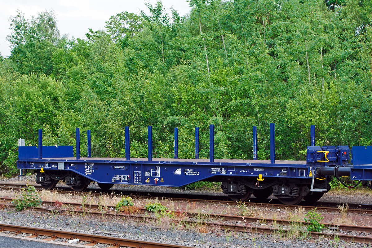 Drehgestellflachwagen mit vier Radstzen der Gattung Sgmmns2 (37 80 4505 200-8 D-ERR) der Vermietungsfirma ERR European Rail Rent GmbH (Duisburg) am 03.06.2014 im Zugverbund im Bahnhof Herdorf. 

Der Wagen besitzt 12 Steckrungen, 20 Rungentaschen, 2 klappbare Stirnwnde, 6 Ladeschwellen, an den ueren Lngstrger je 7 Zurrsen, sowie 8 versenkbare Containerzapfen fr 1 x 40’ und 2 x 20’ ISO Container. 

Technische Daten:
Spurweite: 1.435 mm
Lnge ber Puffer: 14.190 mm
Ladelnge: 12.800 mm
Ladebreite: 3.100 mm (ohne Rungen), 2.600 mm (zwischen Rungen):
Drehzapfenabstand: 9.150 mm
Achsabstand im Drehgestell: 1.800 mm
Drehgestell: Y25Ls1 (K) 
Eigengewicht: ca. 20,9 t
Zul. Radsatzlast: 22,5 t
Hchstgeschwindigkeit: 100 km/h (leer 120 km/h)
Hersteller des Wagen ist wohl die ERR selbst.
