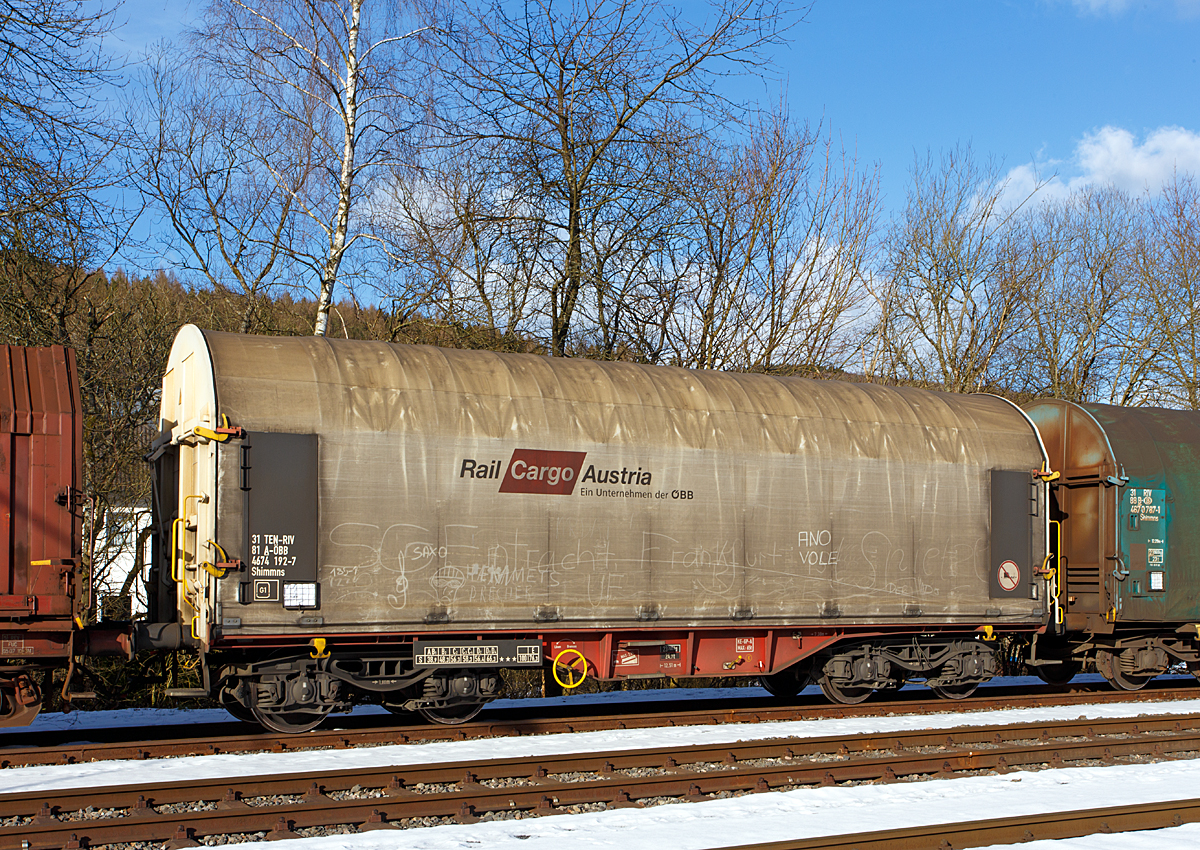 Drehgestellflachwagen mit vier Radstzen, verschiebbarem Planenverdeck und Lademulden fr Coiltransporte, der Rail Cargo Austria (ein Unternehmen der BB), eingestellt als 31 TEN-RIV 81 A-BB 4874 192-7 Gattung Shimmns, abgestellt am 08.02.2015  in Herdorf (KSW - Freien Grunder Eisenbahn)

Dies Planen knnen jeweils soweit zusammen geschoben werden, dass zum Be- und Entladen die Ladeflche zu zwei Drittel freigelegt ist.

Technische Daten:
TECHNISCHE DATEN:
Gattung: Shimmns, Typnummer 4874
Spurweite: 1.435 mm
Achsenanzahl: 4
Lnge ber Puffer : 12.510 mm
Drehzapfenabstand:  7.380 mm
Achsabstand im Drehgestell: 1.800 mm
Hchstgeschwindigkeit: 100 km/h (120 km/h leer)
Eigengewicht:  23.700 kg
Nutzlast:  66,3 t
Ladelnge: 11,18 m
Ladebreite: 2,40 m
Besonderheiten: 5 Lademulden fr Blechrollen
kleinster befahrbarer Gleisbogenradius: 35 m
