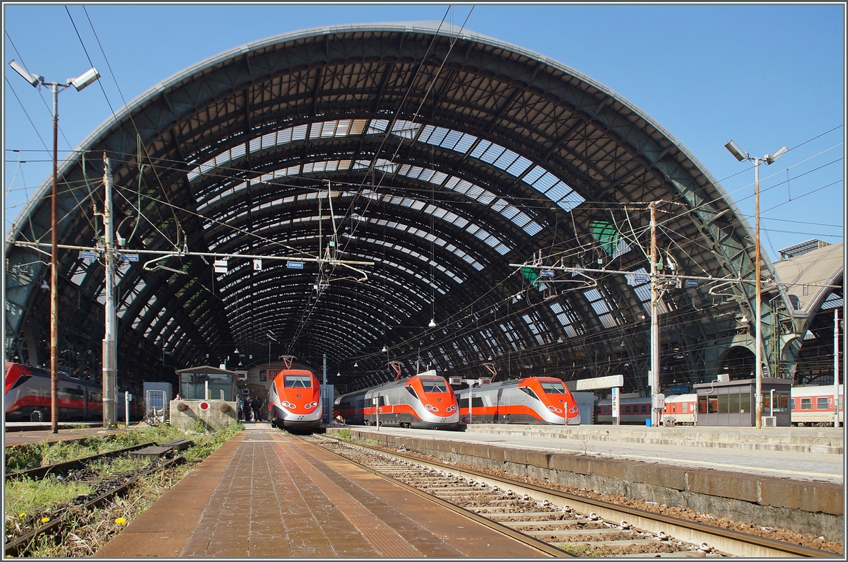 Drei ETR 500  FRECCIAROSSA  in Milano Centrale. 
5. Mai 2014ed