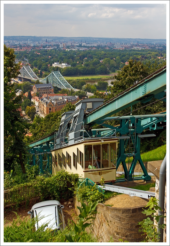 Dresden 27.08.2013: Blick von der Bergstation (Oberloschwitz) auf die Loschwitzer Schwebebahn, die lteste Bergschwebebahn der Welt. 
Der Wagen 1 befindet sich gerade auf Talfahrt.

Die Schwebebahn Dresden ist eine Hngebahn in Dresden, welche die Stadtteile Loschwitz und Oberloschwitz verbindet. Die Bahn wird von den Dresdner Verkehrsbetrieben betrieben, ist 274 Meter lang und berwindet einen Hhenunterschied von etwa 84 Metern. Die Schwebebahn Dresden wird als Einschienenbahn beziehungsweise Einschienenhngebahn definiert.

Im Hintergrund die  Loschwitzer Brcke auch  Blaues Wunder  genannt.