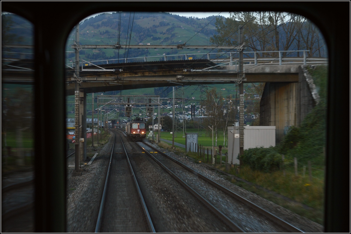 Drittletzter Planeinsatz von RBe 540 bei der SBB. 

Blick vom Einstiegsbereich des RBe 540 039-5 auf die Gotthardzufahrt; hier bei Brunnen Nord. Oktober 2014