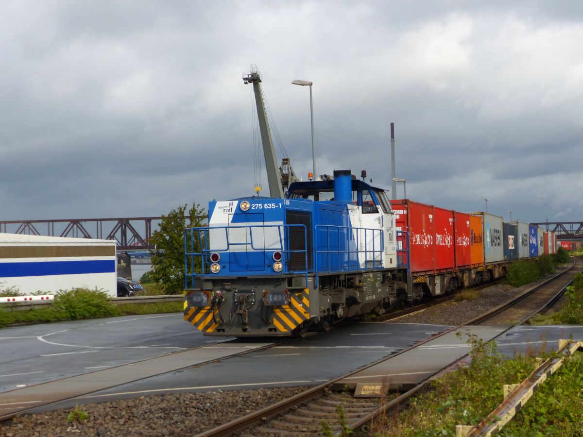 Duisport Rail Diesellok 275 635-1 Bahn�bergang Dachsstrasse, Duisburg 14-09-2017.

Duisport Rail dieselloc 275 635-1 overweg Dachsstrasse, Duisburg 14-09-2017.